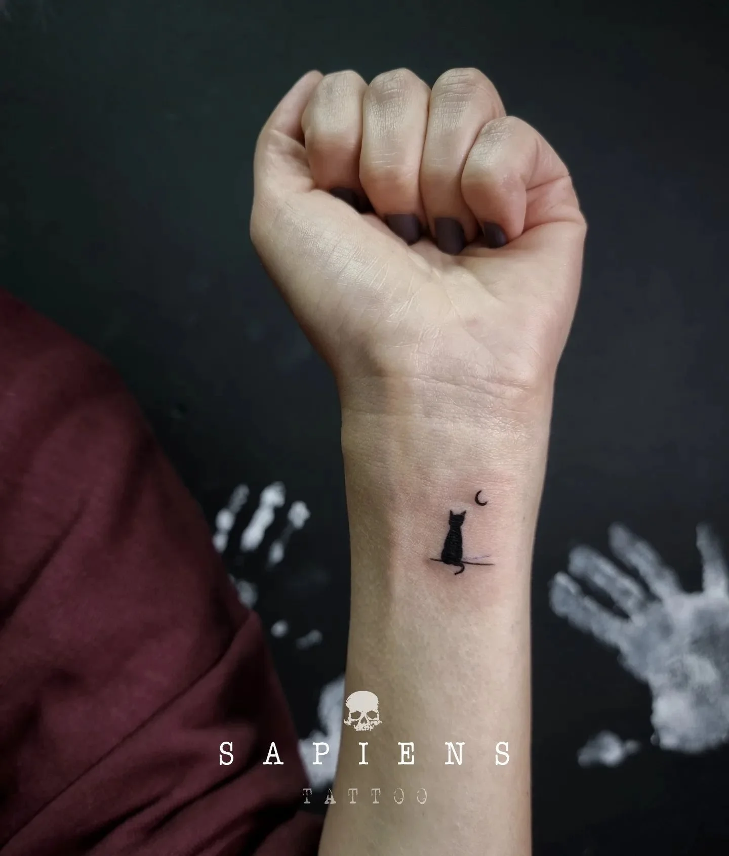 tatuaj mic la incheitura mainii cu un tatuaj mic in forma de pisica si o semiluna