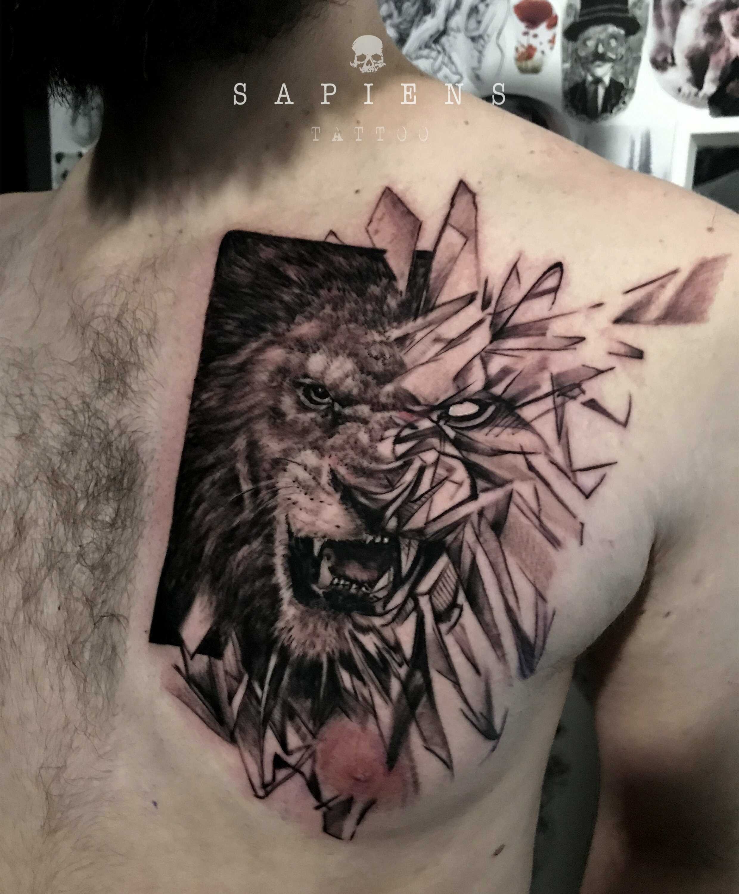 tatuaj black and gray pe pectoral cu un leu