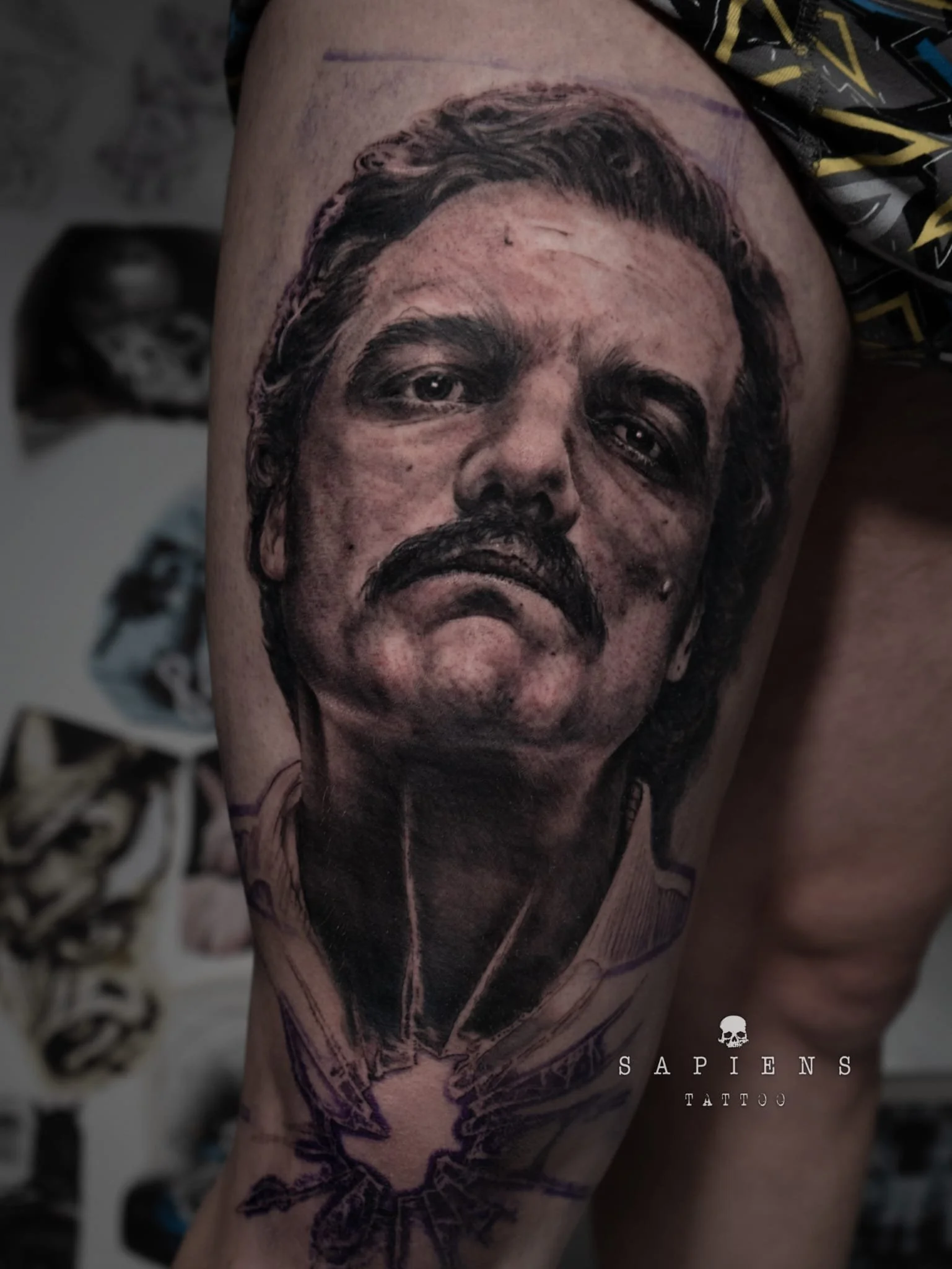 tatuaj cu portretul lui pablo escobar pe tot piciorul