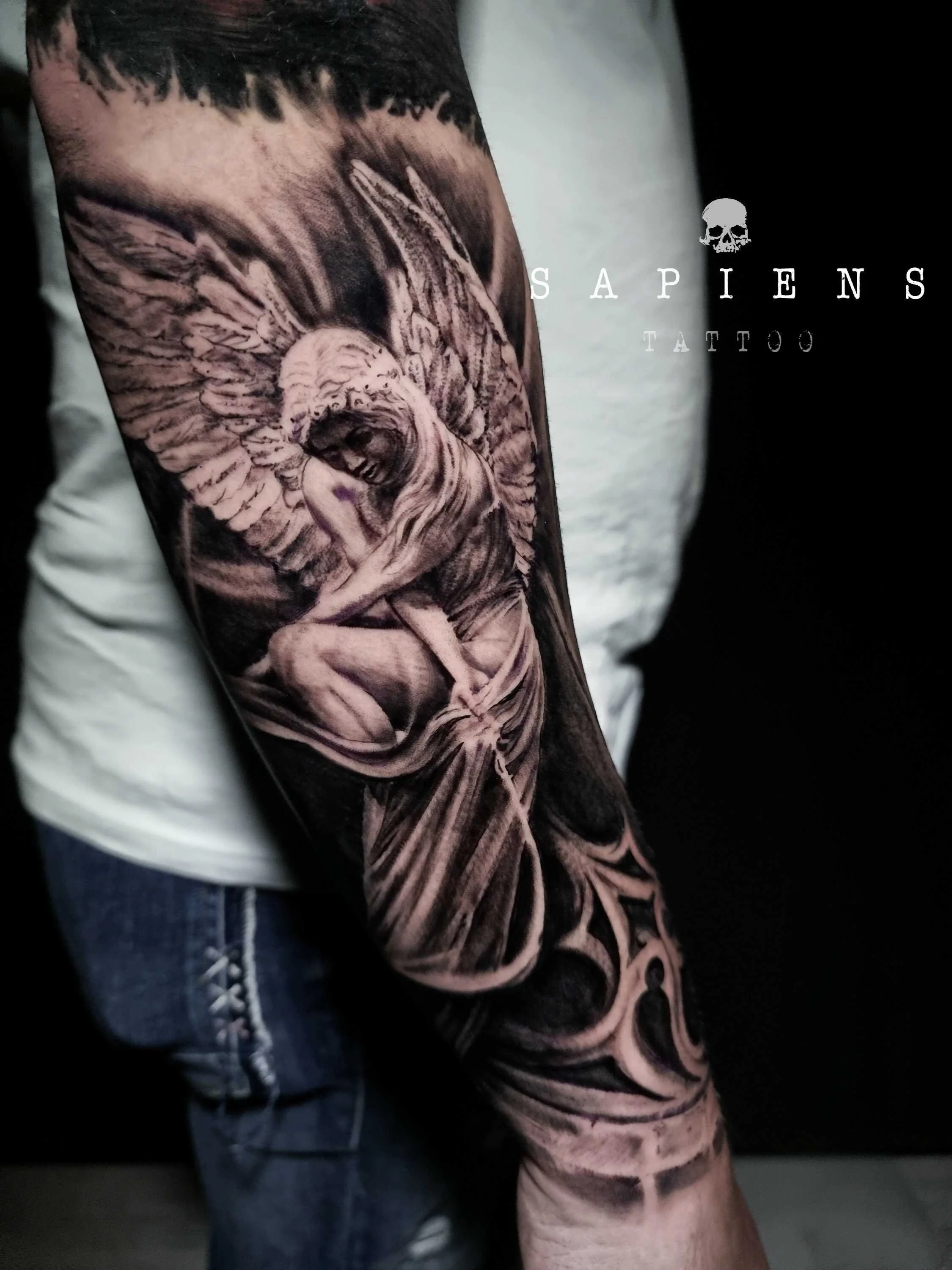 tatuaj black and gray cu inger cazut din cer