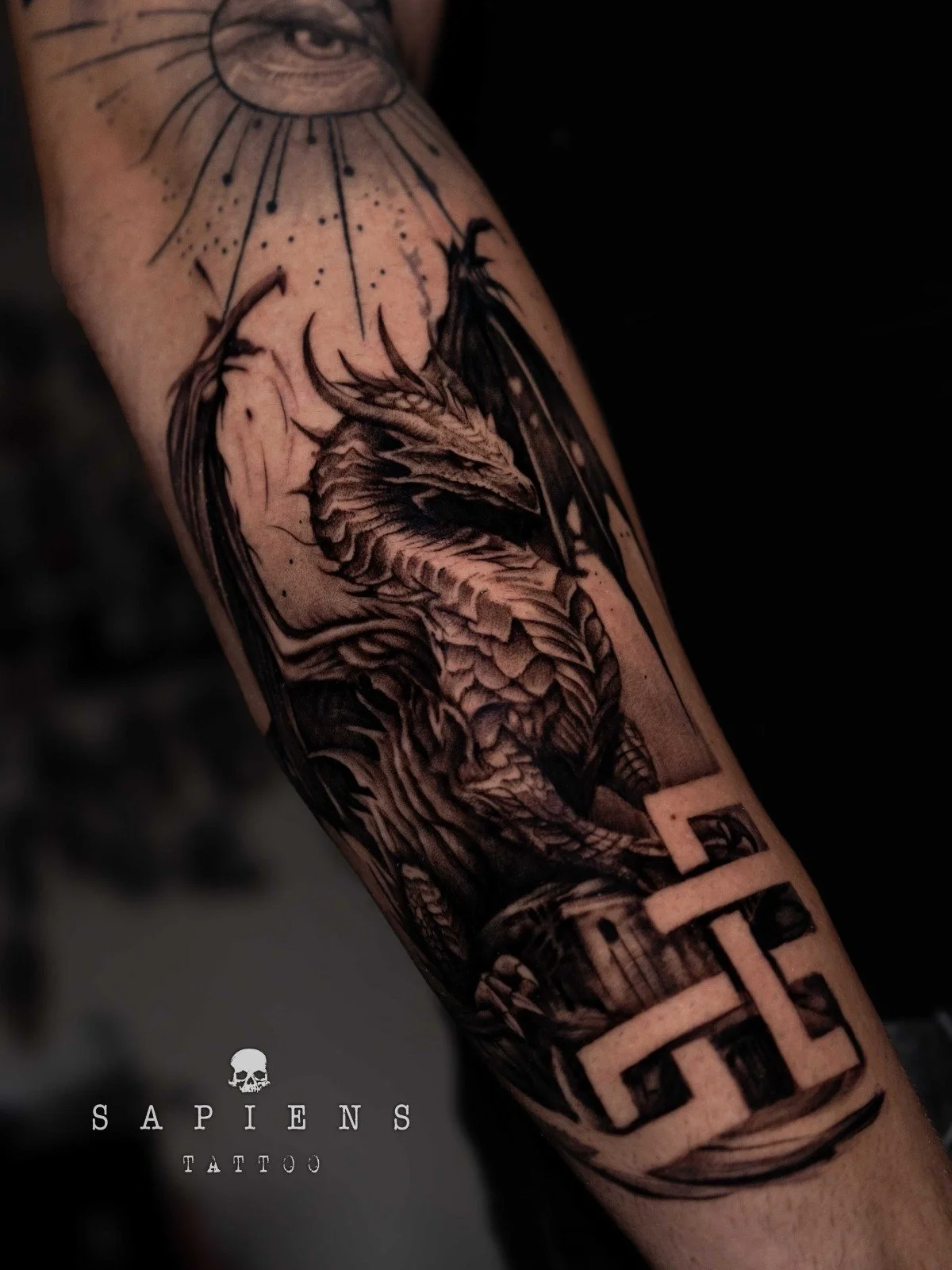 tatuaj pe brat exterior cu un dragon