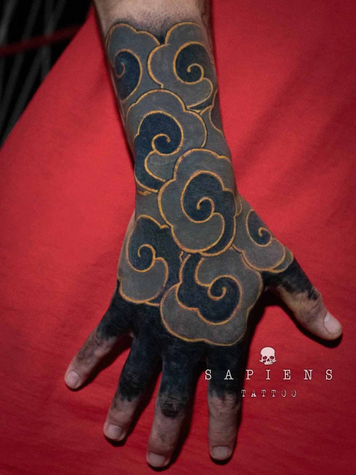 tatuaj pe pumn si degete cu tus negru inpirat din animeuri