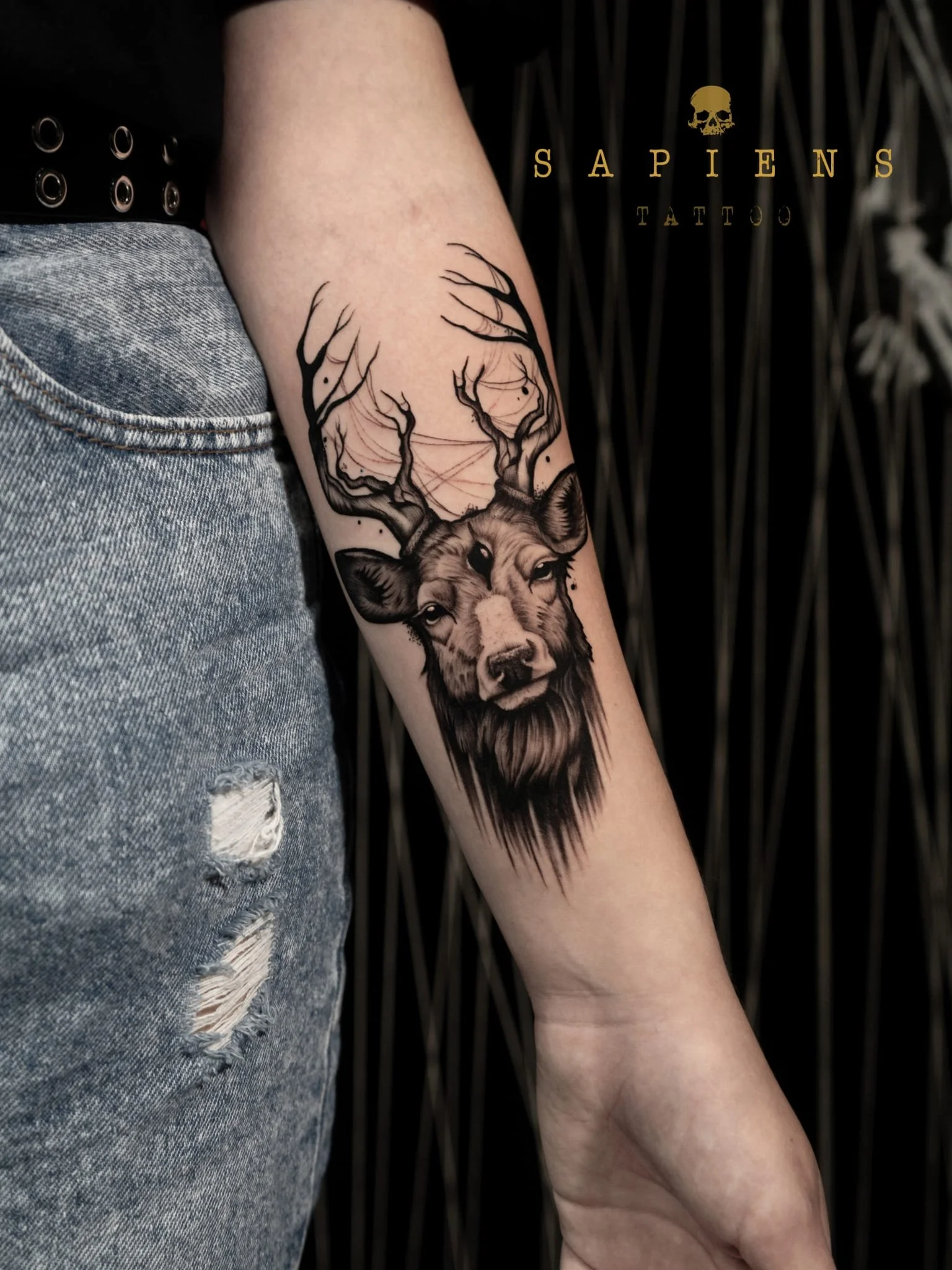 tatuaj pe antebrat pentru femei cu un cerb