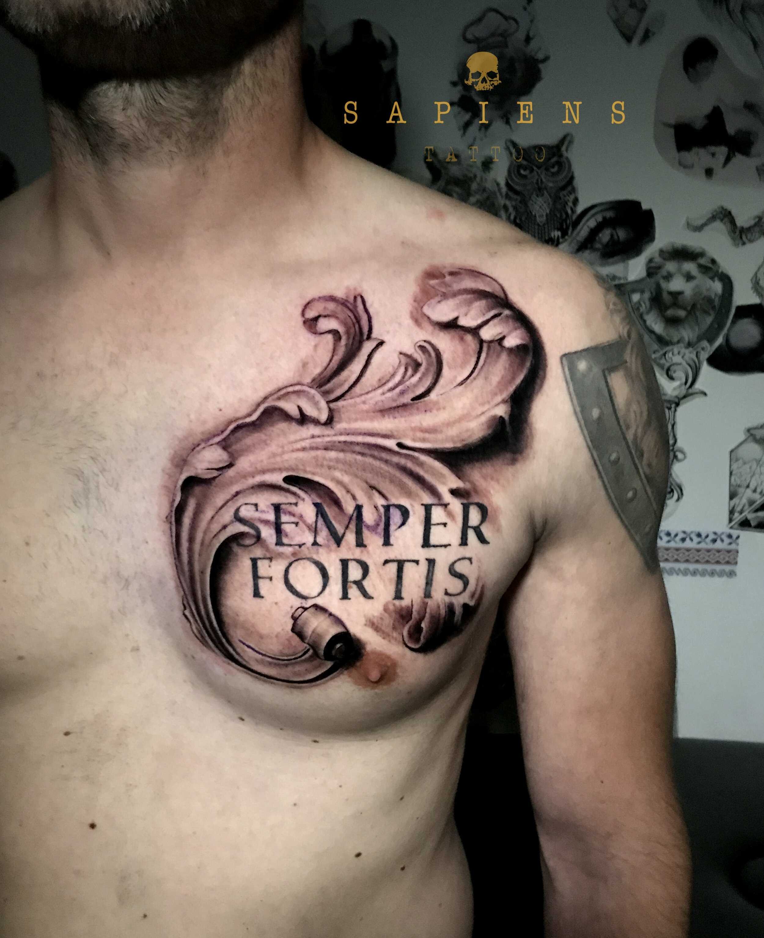 tatuaj cu scris pe piept sempre fortis mare