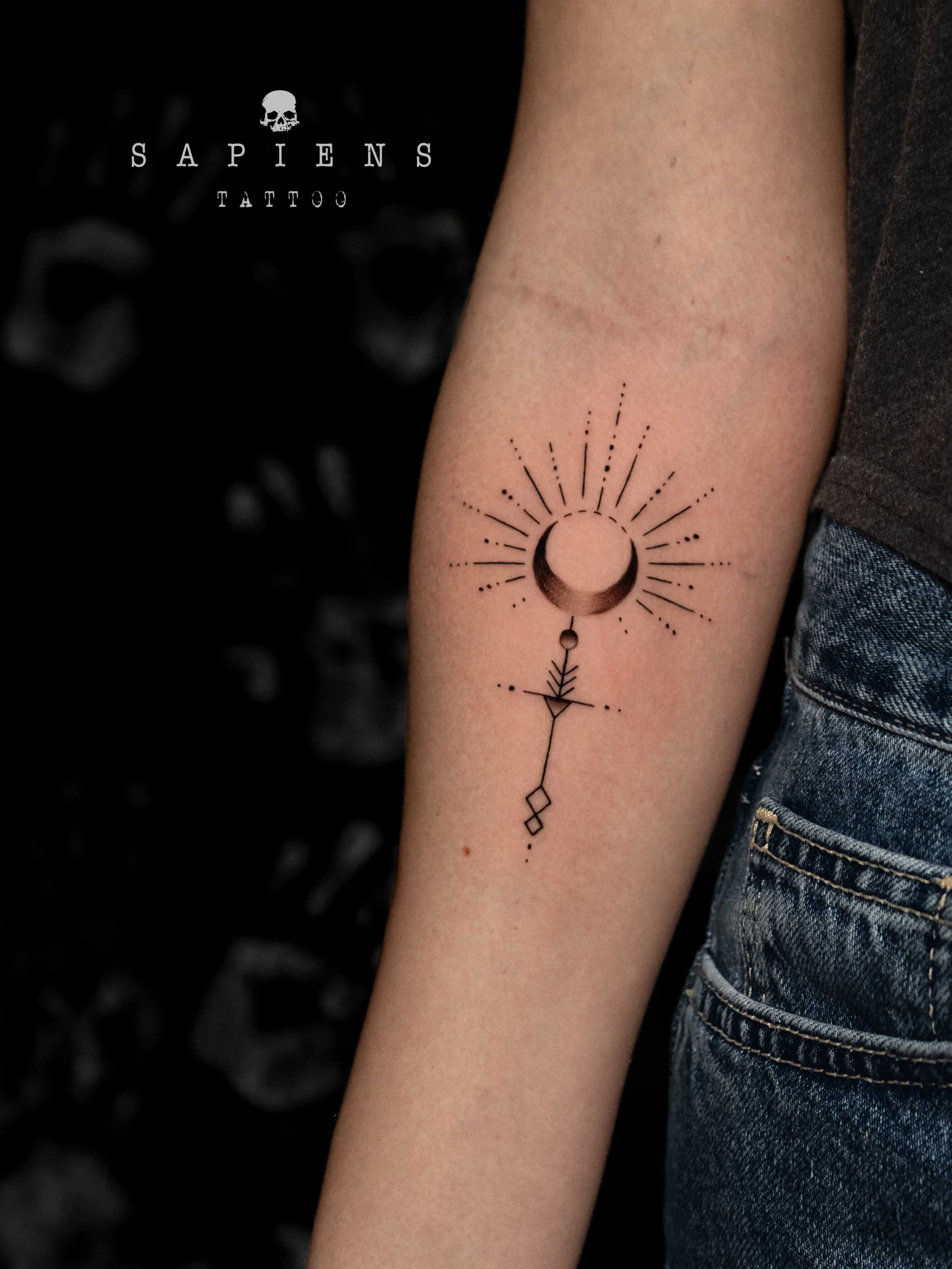 tatuaj din linii drepte si puncte pe antebrat