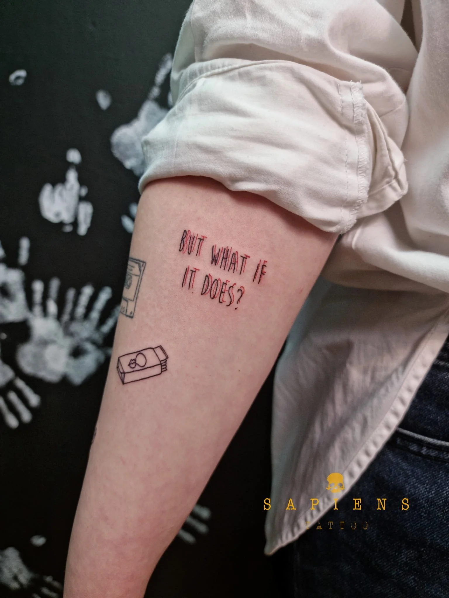 flash tattoo pentru femei cu scris but what if it does cu tus negru si rosu suprapus realizat pe antebrat exterior