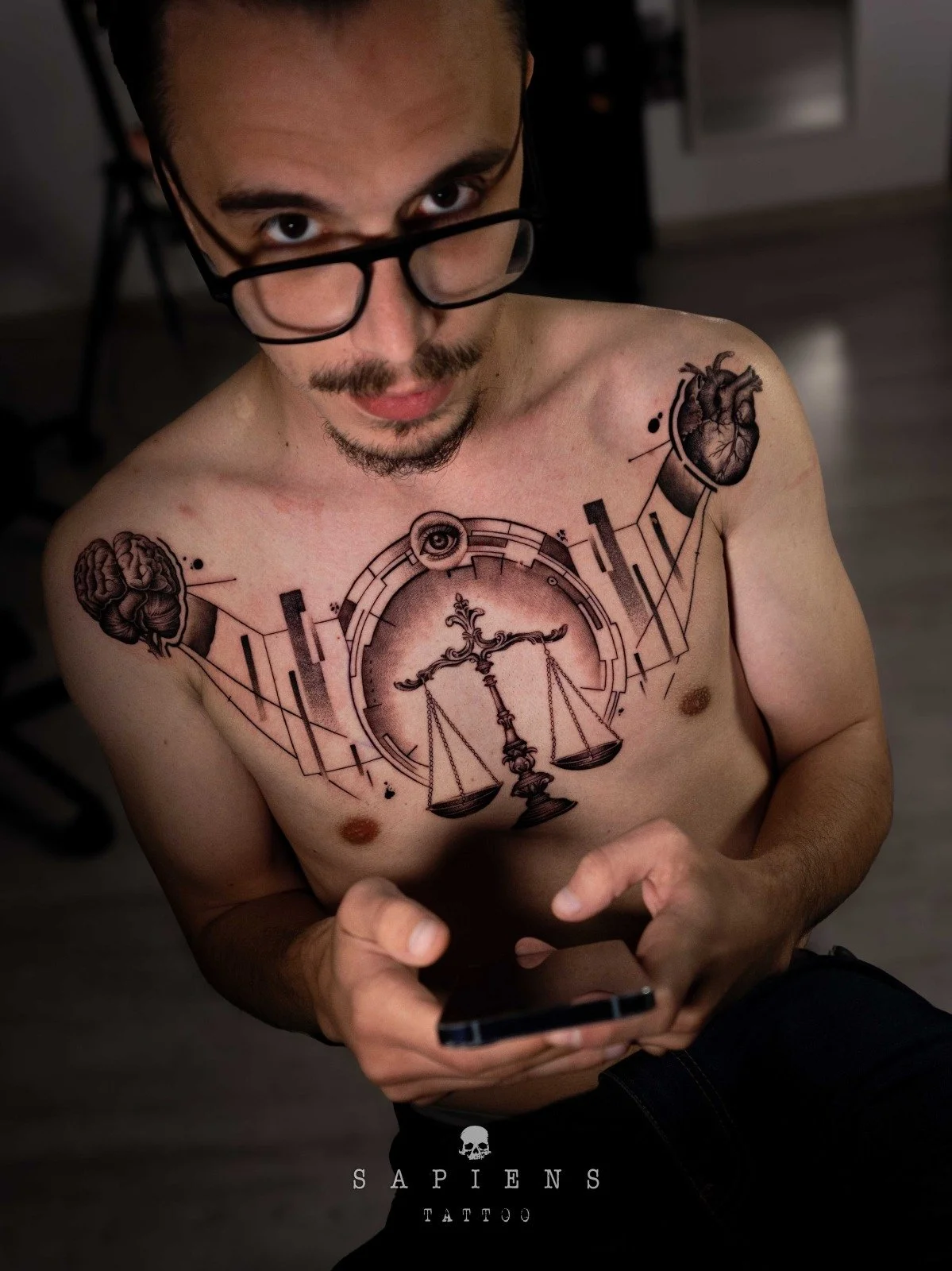 tatuaj pe piept conceptual cu design propriu tatuaj cu o balanta pe stern iar in stanga si dreapta inima si creier tatuaj