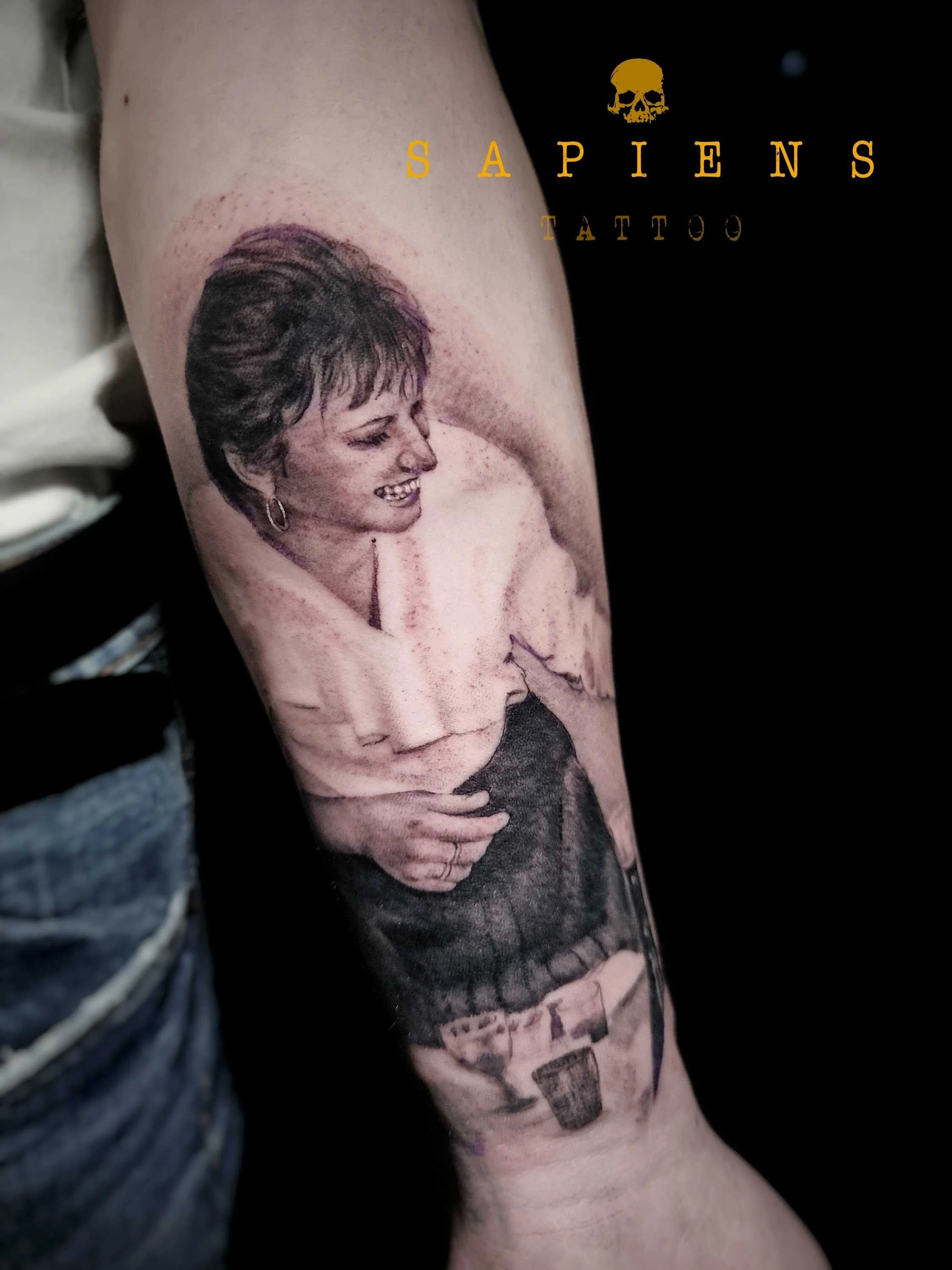 tatuaj black and gray portret cu mama