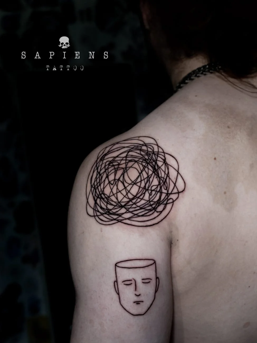 tatuaj pe umar spate cu un ghem din linii