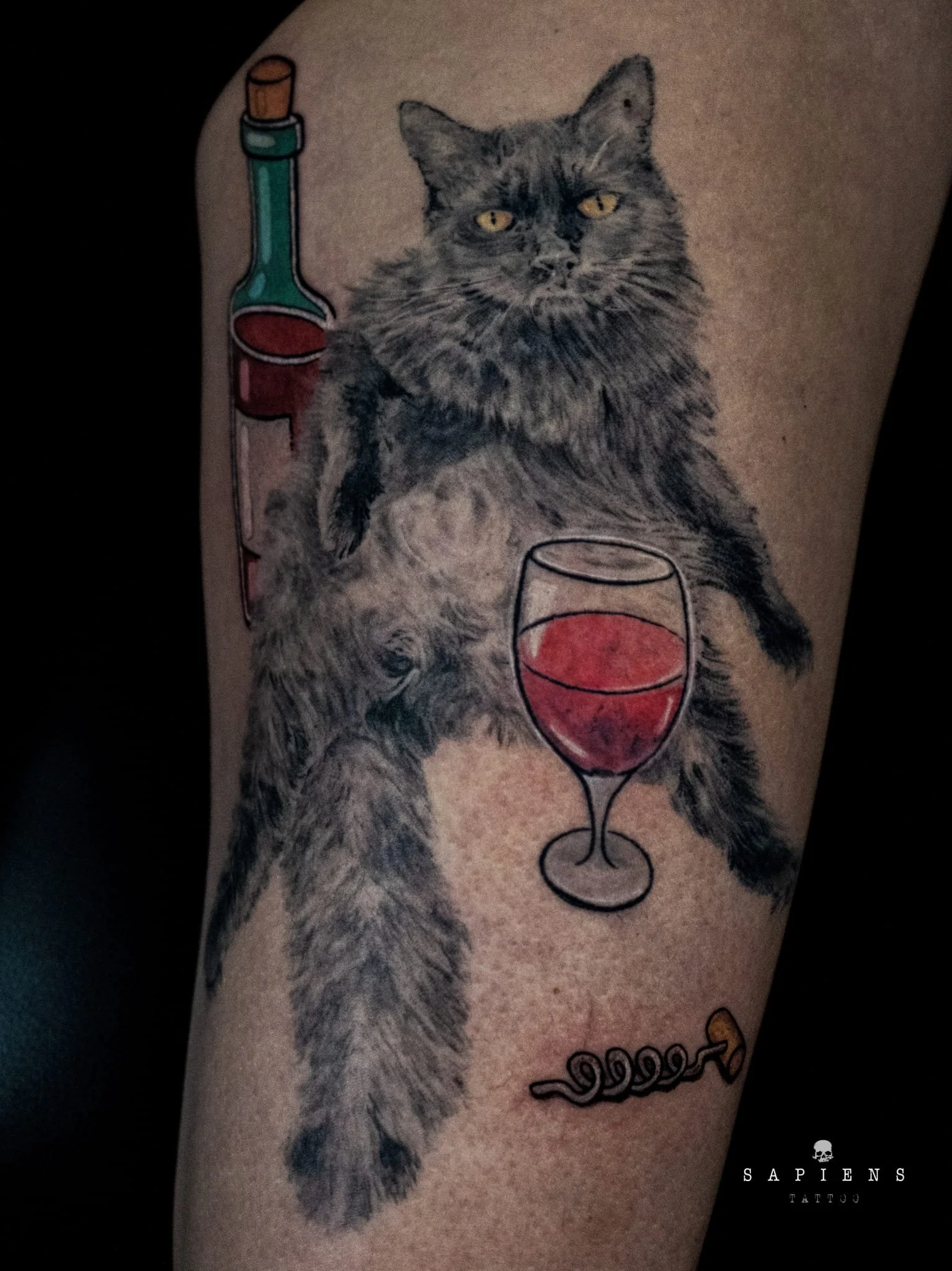 tatuaj cu pisica si un pahar de vin pe picior