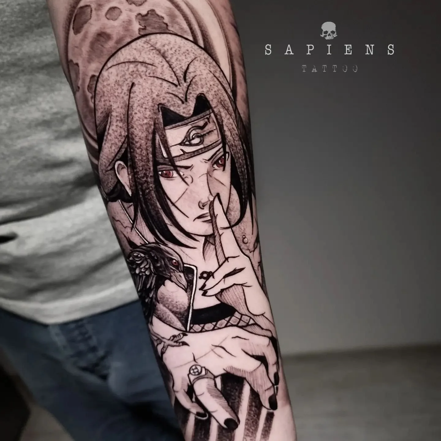 tatuaj cu itachi din naruto shippuden realizat in stil artistic