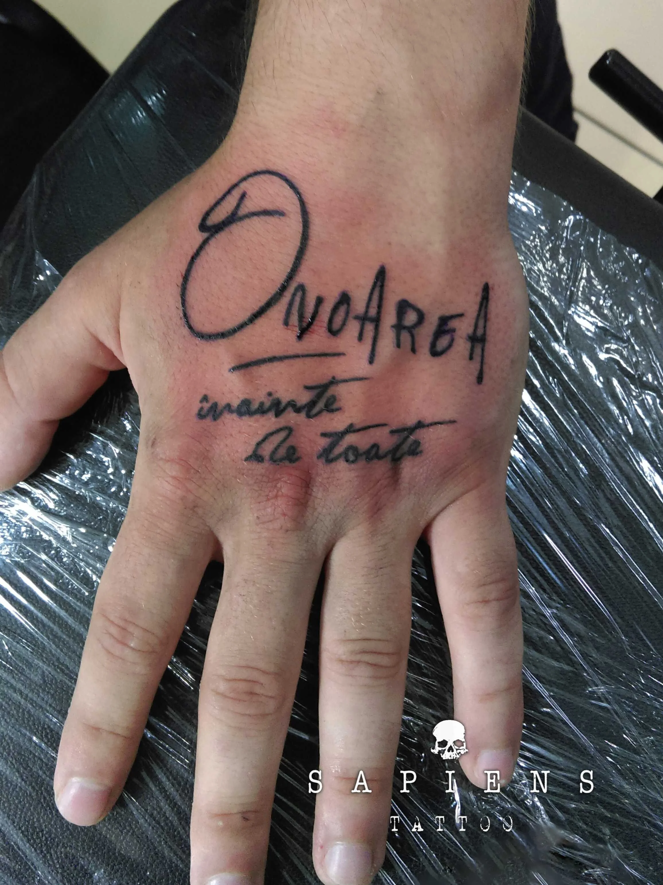 tatuj cu un citat motivational pentru barbati