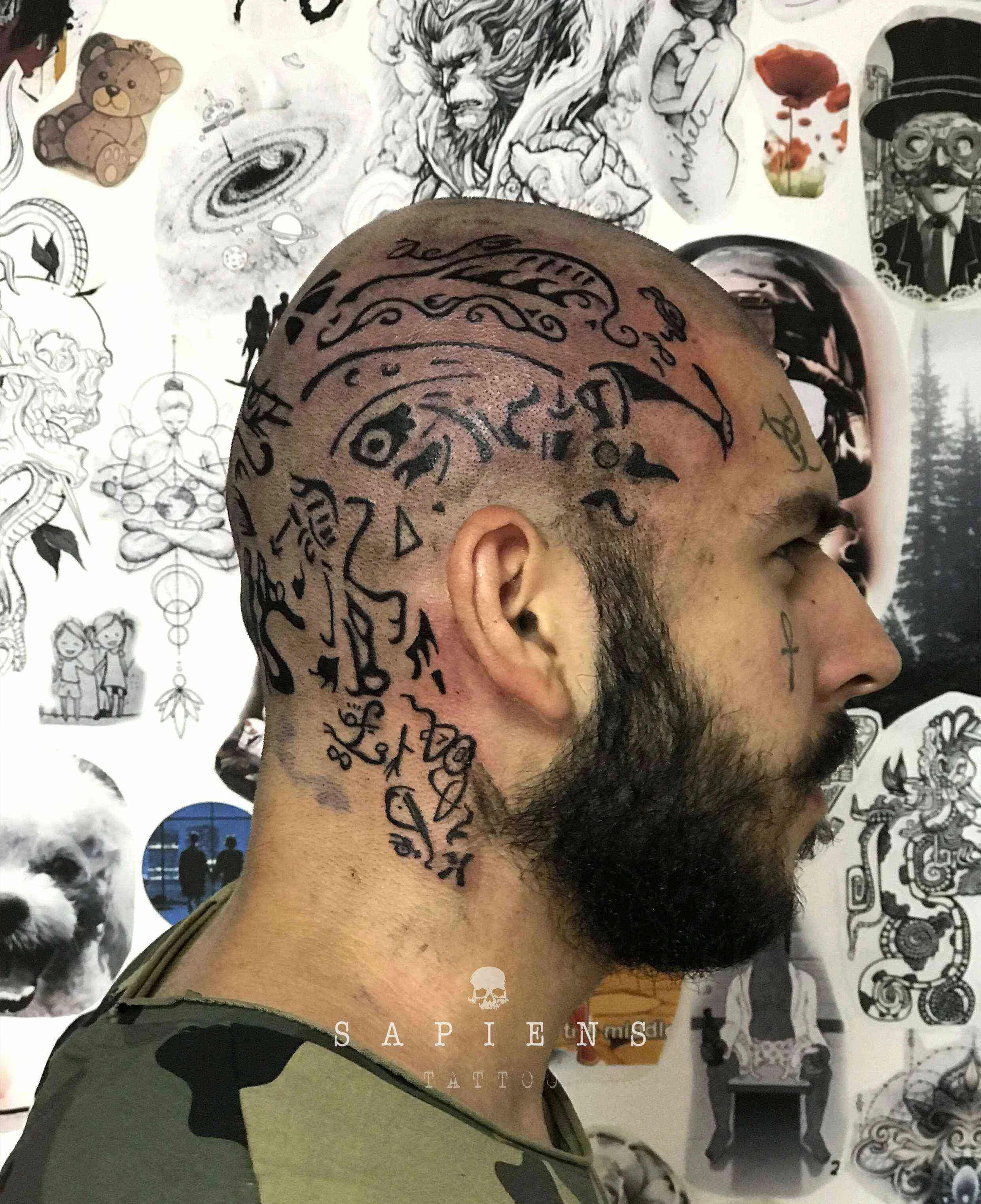 tatuaje sketch pe cap cu rune si alte simboluri vikinge si egiptene
