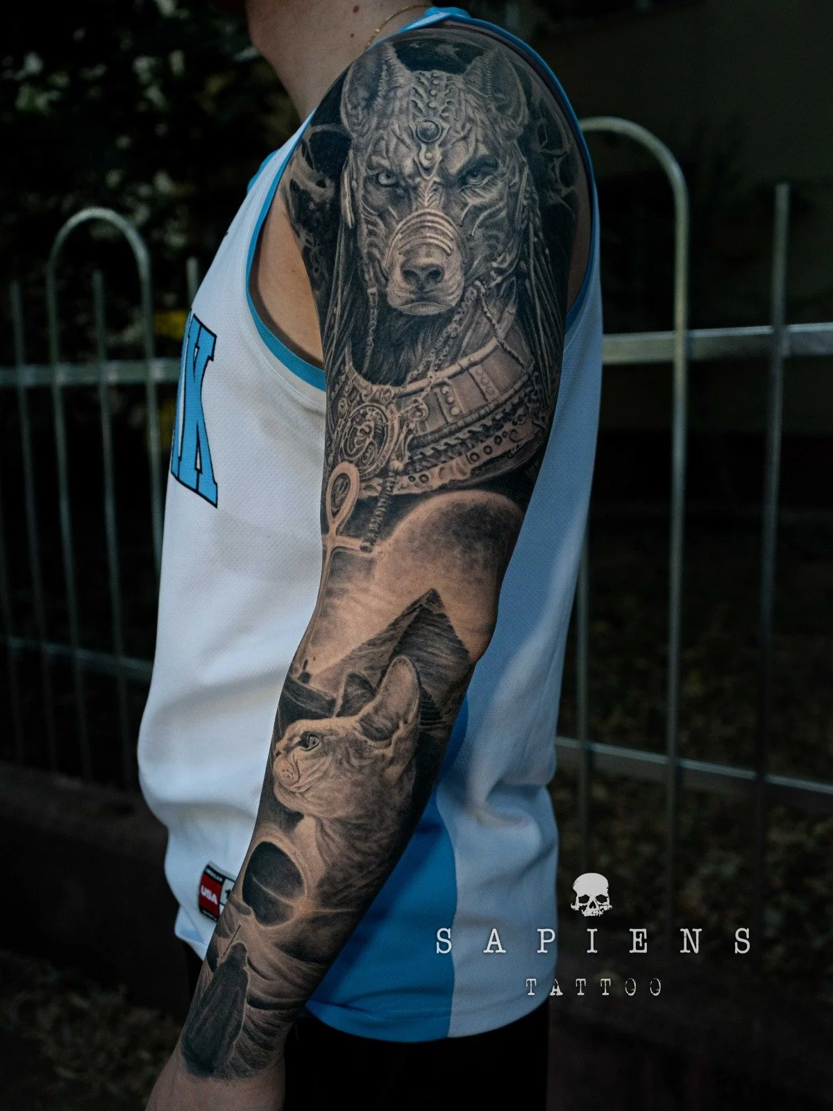 full sleeve tattoo interior si exterior cu tema egipteana