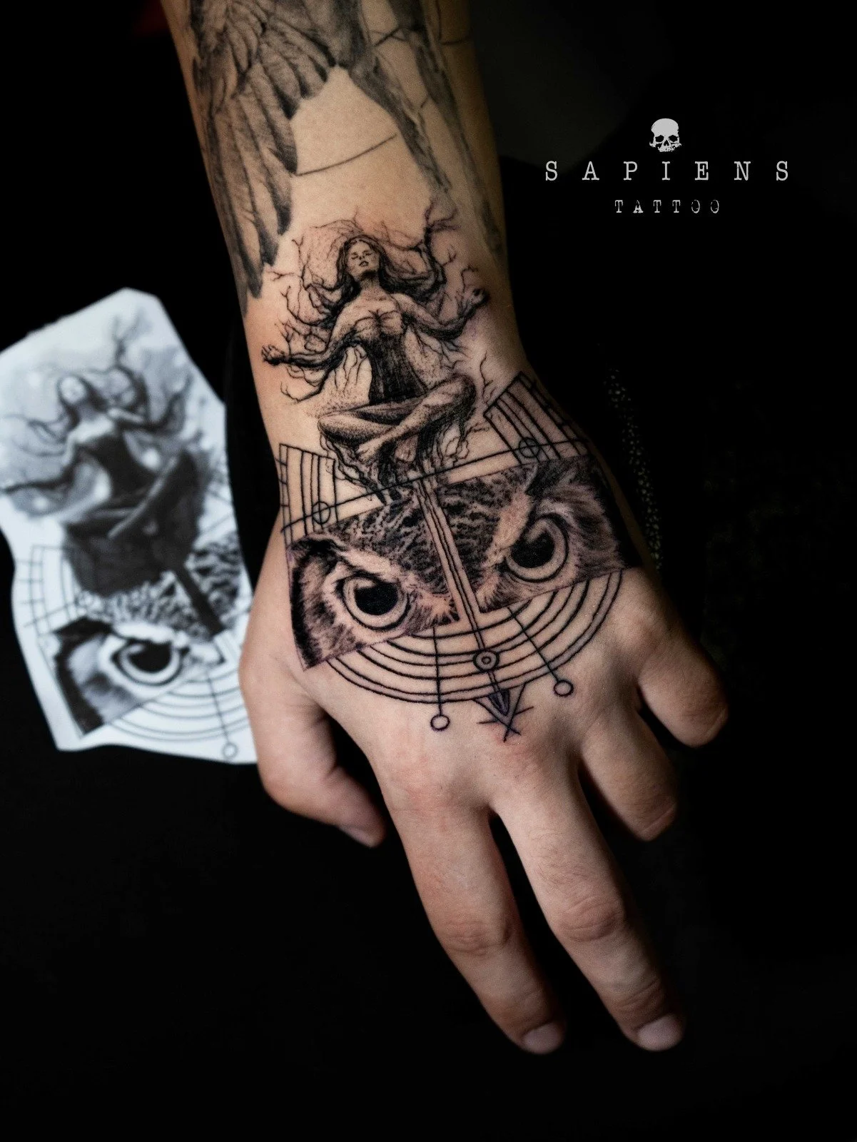 tatuaj pe mana cu ochii unei bufnite si zeita naturii realizat in stil microrealism conceptual