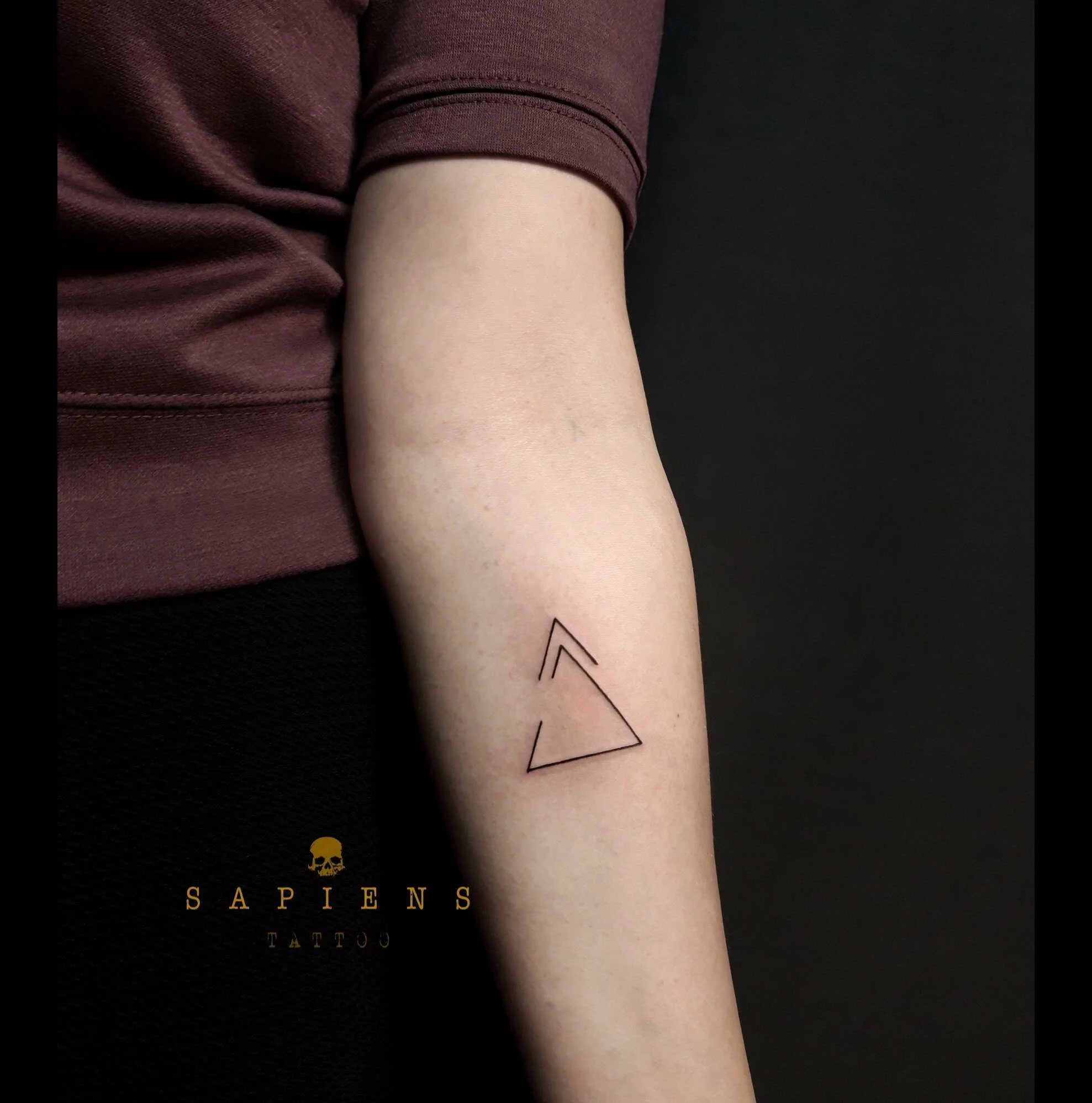 tatuaj geometric cu triunghi