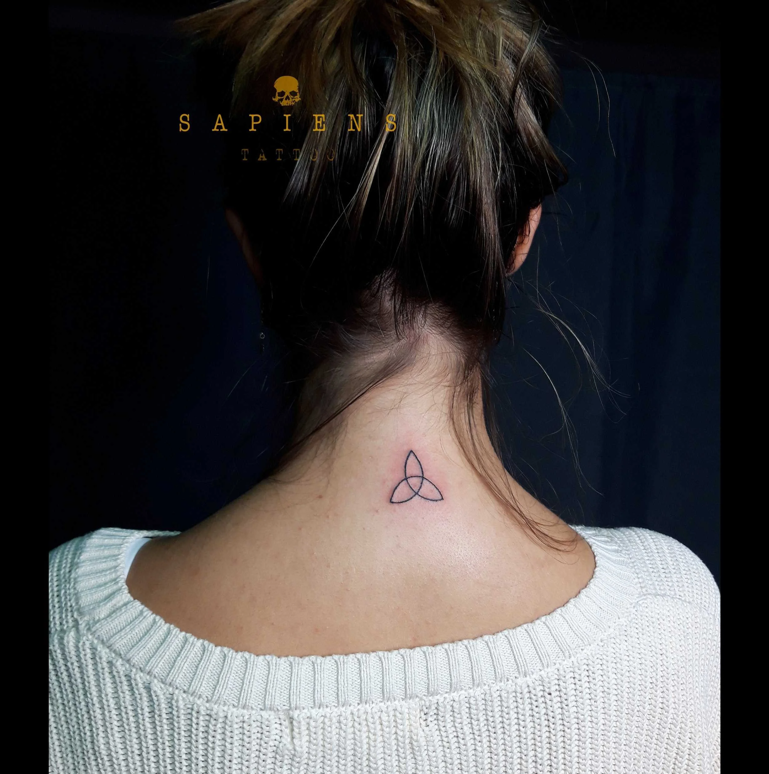 fata cu un simbol tatuat pe ceafa