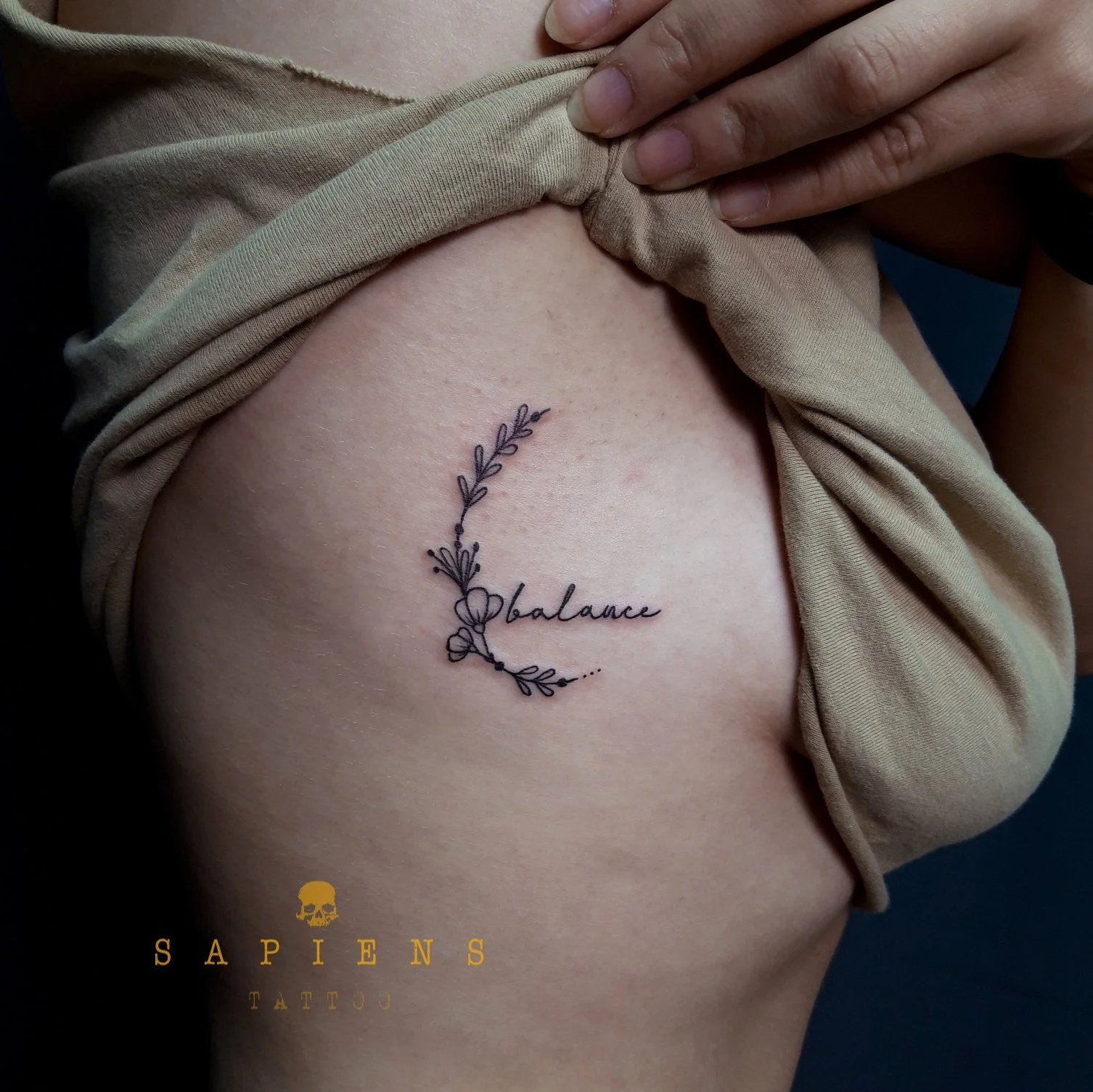 tatuaj finut pe coastea cu motive florale pentru femei