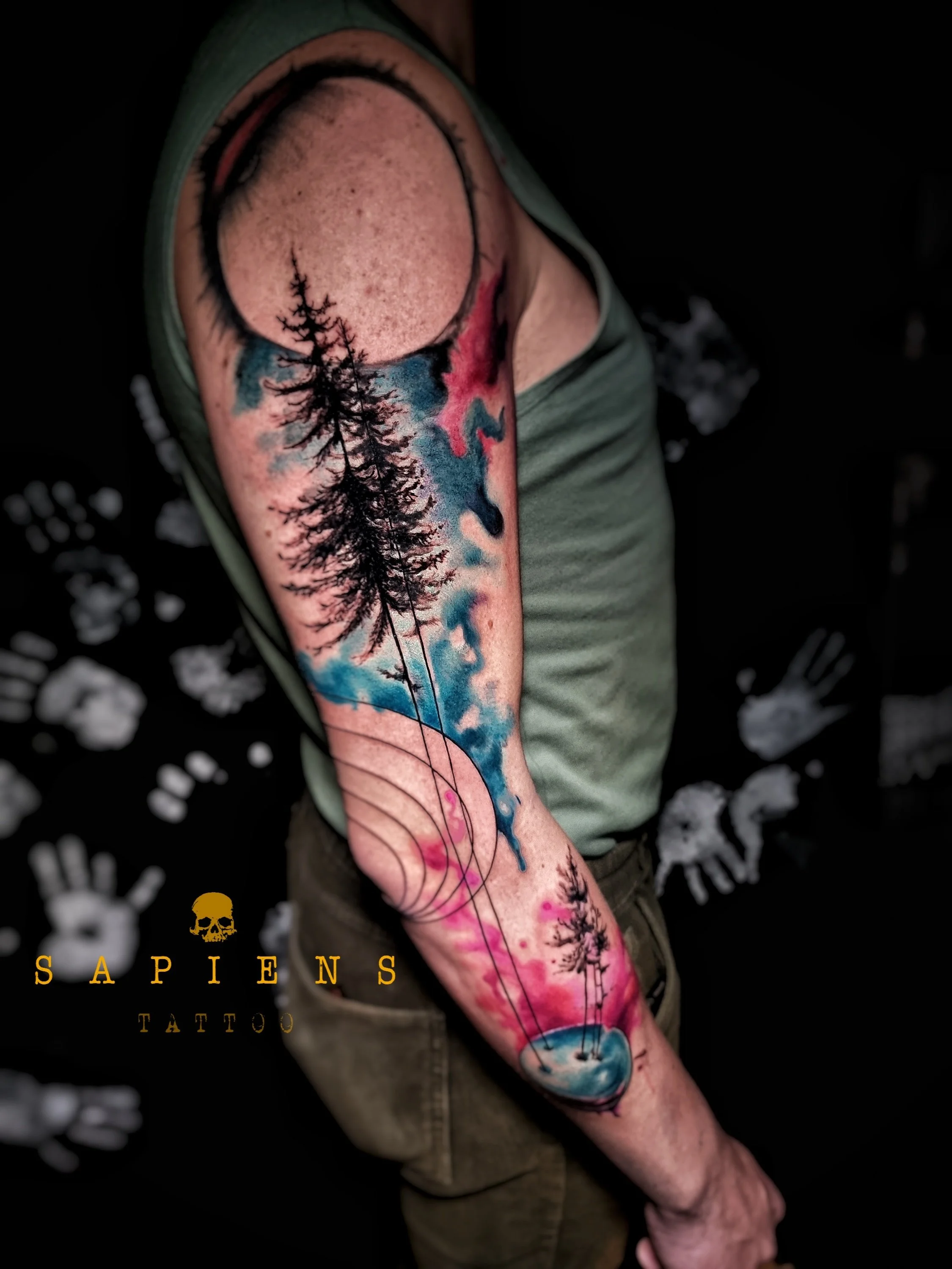 tatuaj cu pomi si univers personalizat