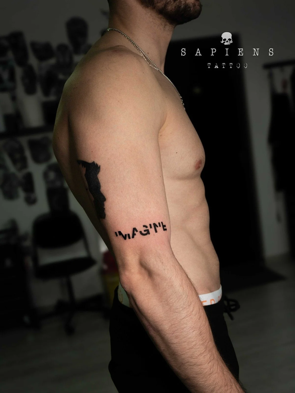 tatuaj mic pentru baieti cu scris imagine pe brat intrun stil abstract