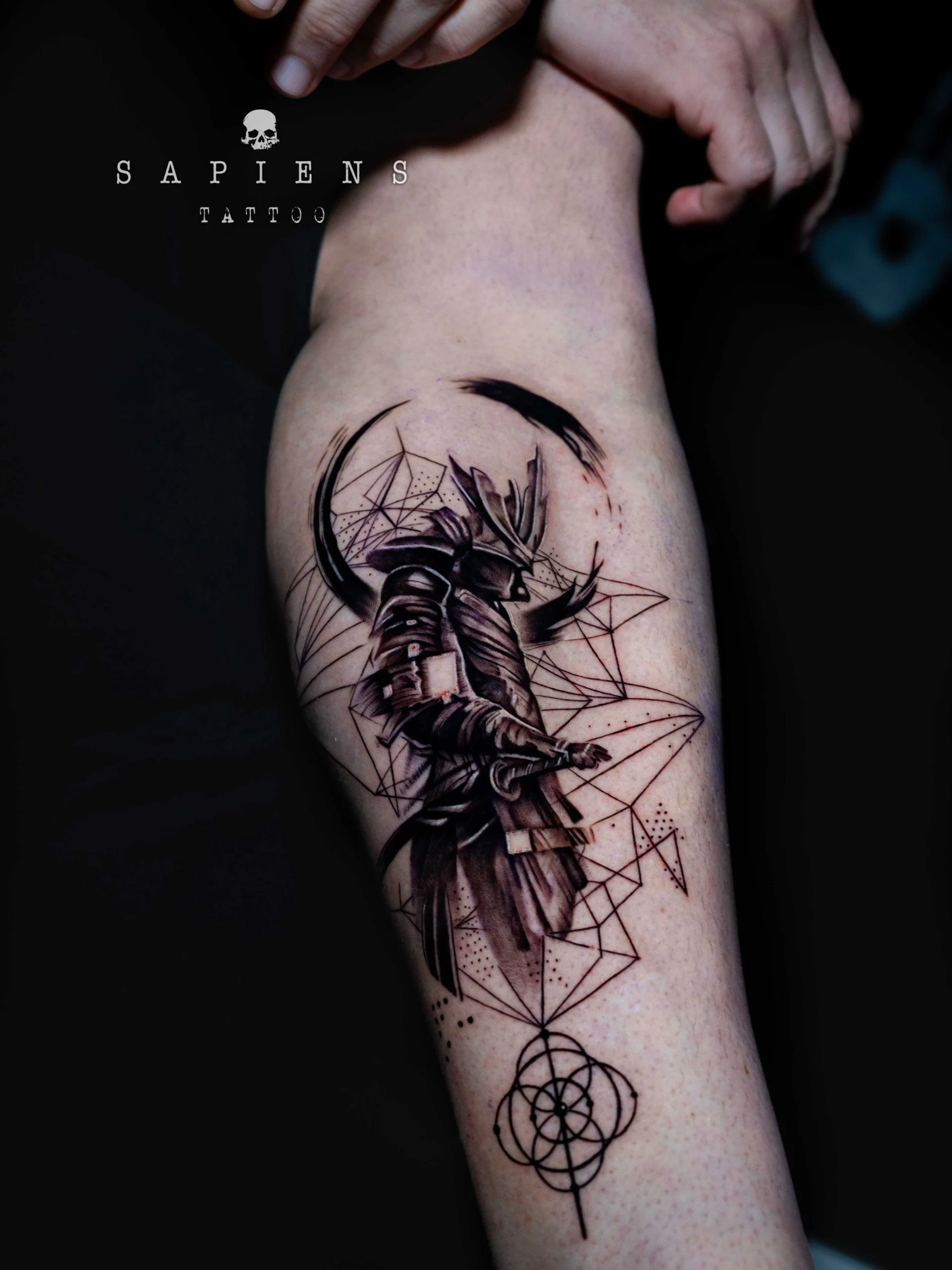 tatuaj pe gamba lateral cu un samurai si elemente conceptuale realizat in stil abstract