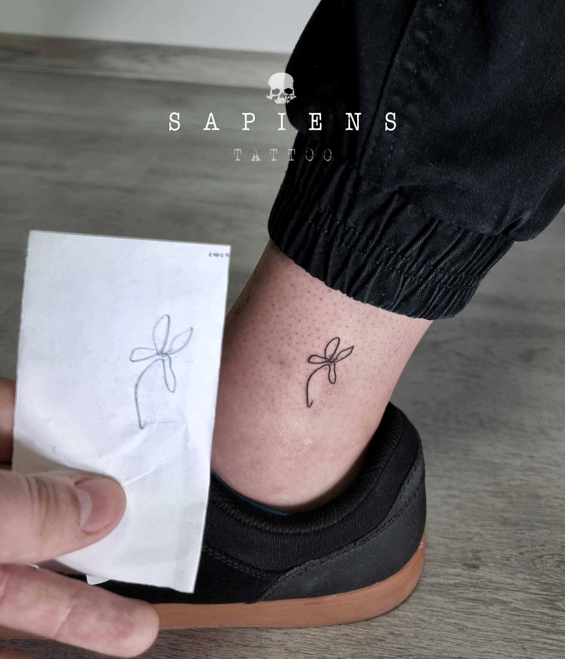 tatuaj mic cu o floare desenata pe picior