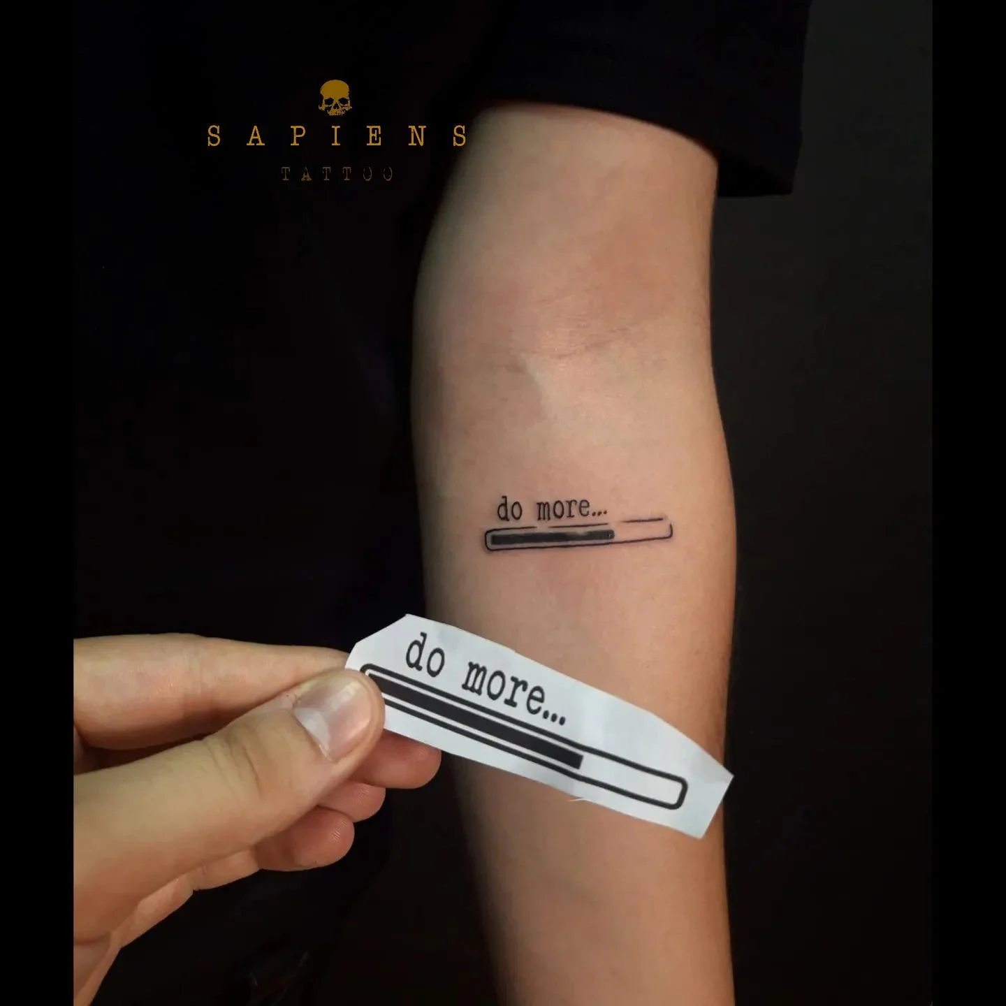 model de tatuaj cu scris realizat pe antebrat interior