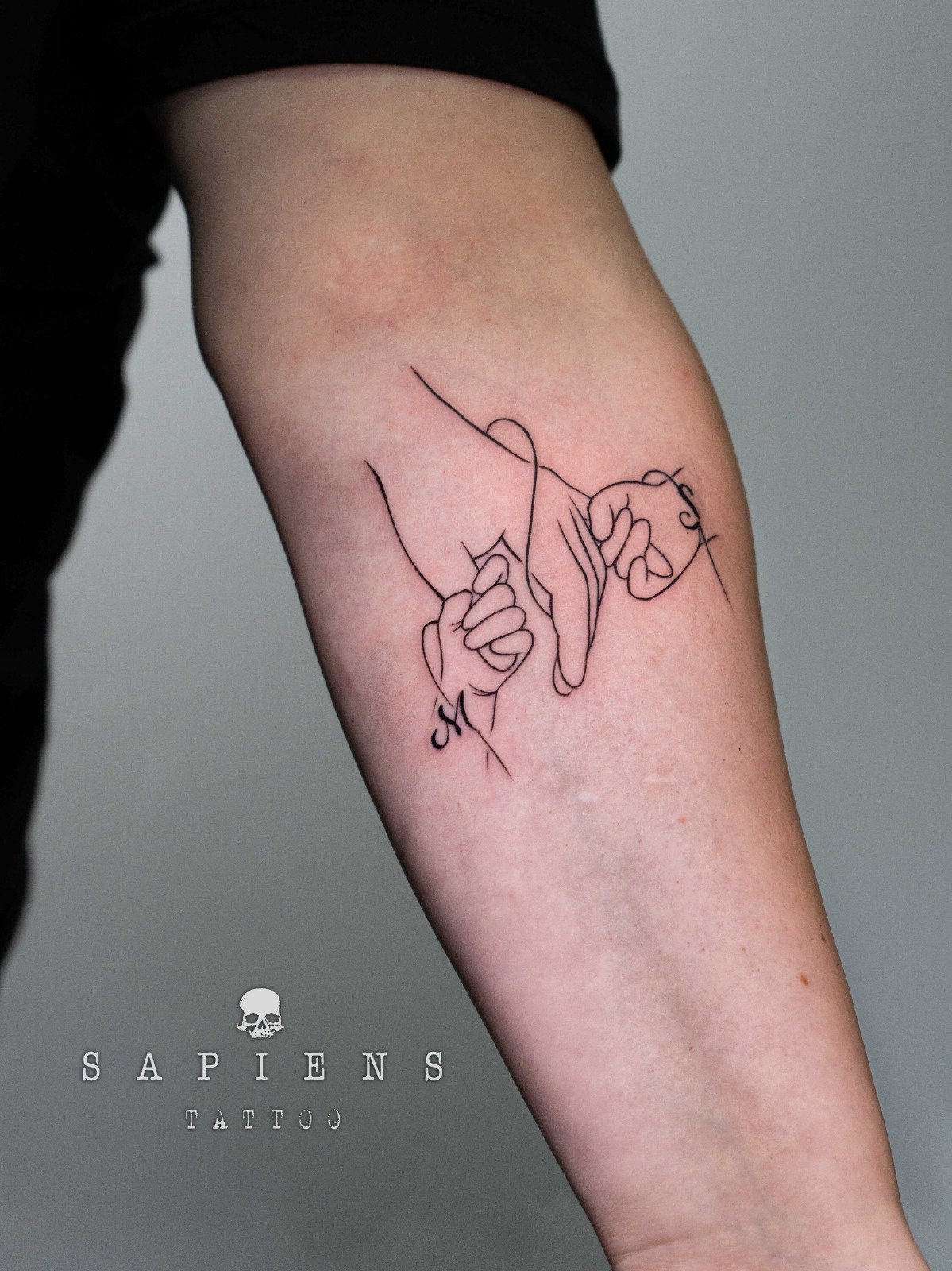 tatuaj din linii pe antebrat pentru mame