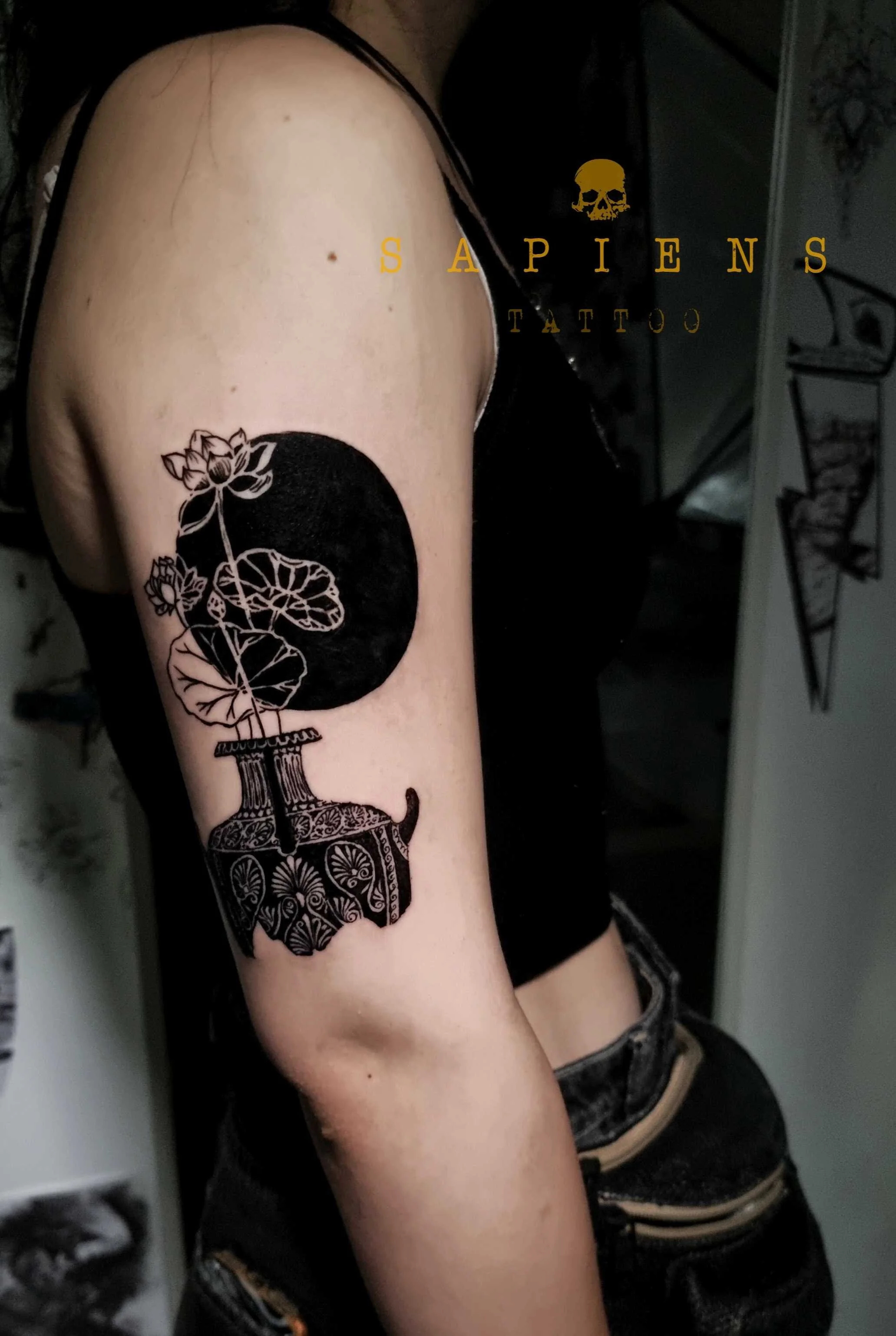 tatuaj cu vaza de flori realizat pe negativ cu tus negru si tus alb