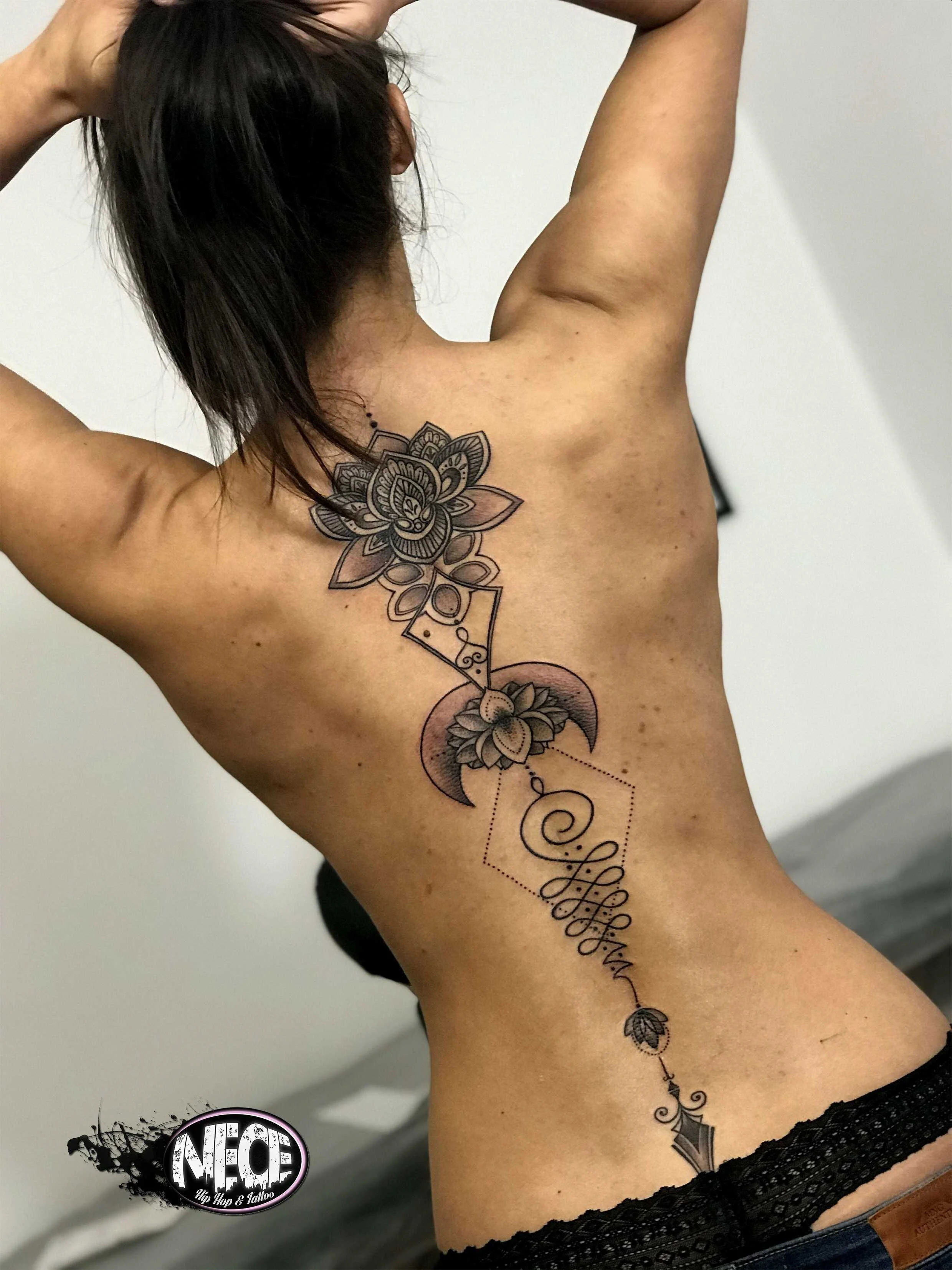 tatuaj cu mandala pe spate pentru femei