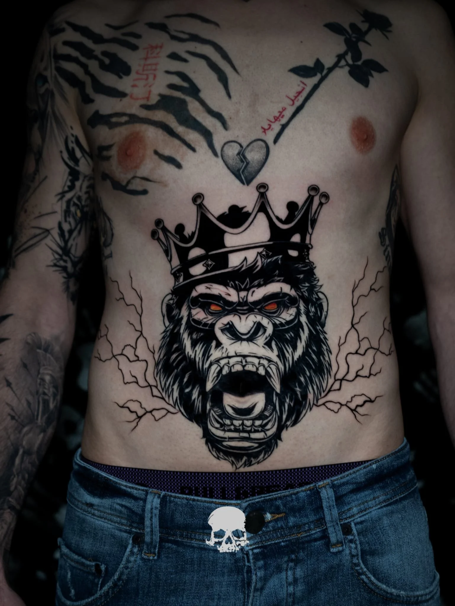 tatuaj abdomen baieti cu maimuta si fulgere