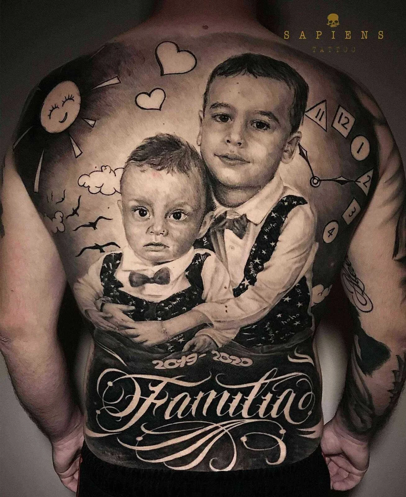 tatuaj pe spate cu realistic black and gray cu portretul copiilor