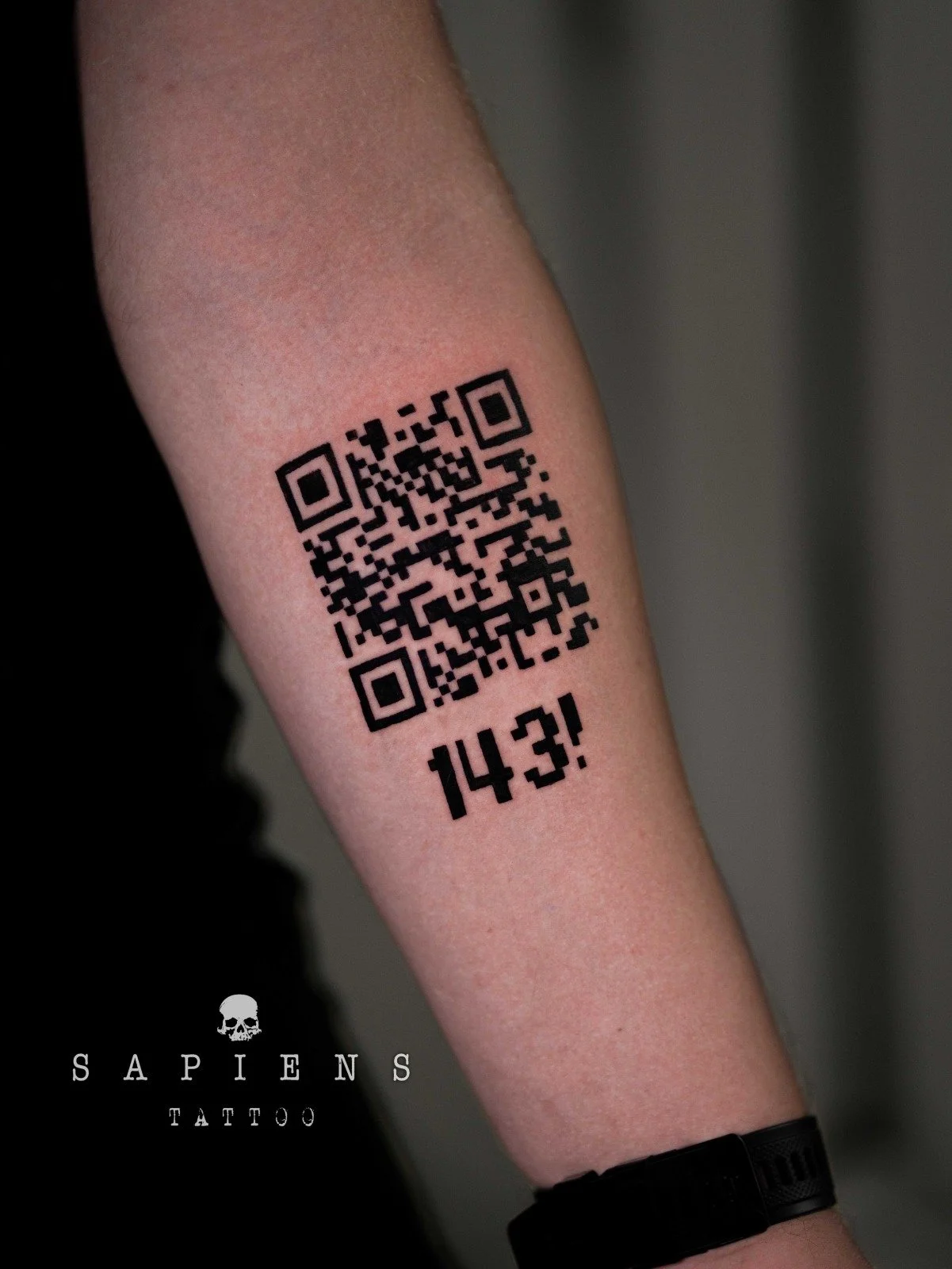 tatuaj pe antebrat cu un cod qr functional