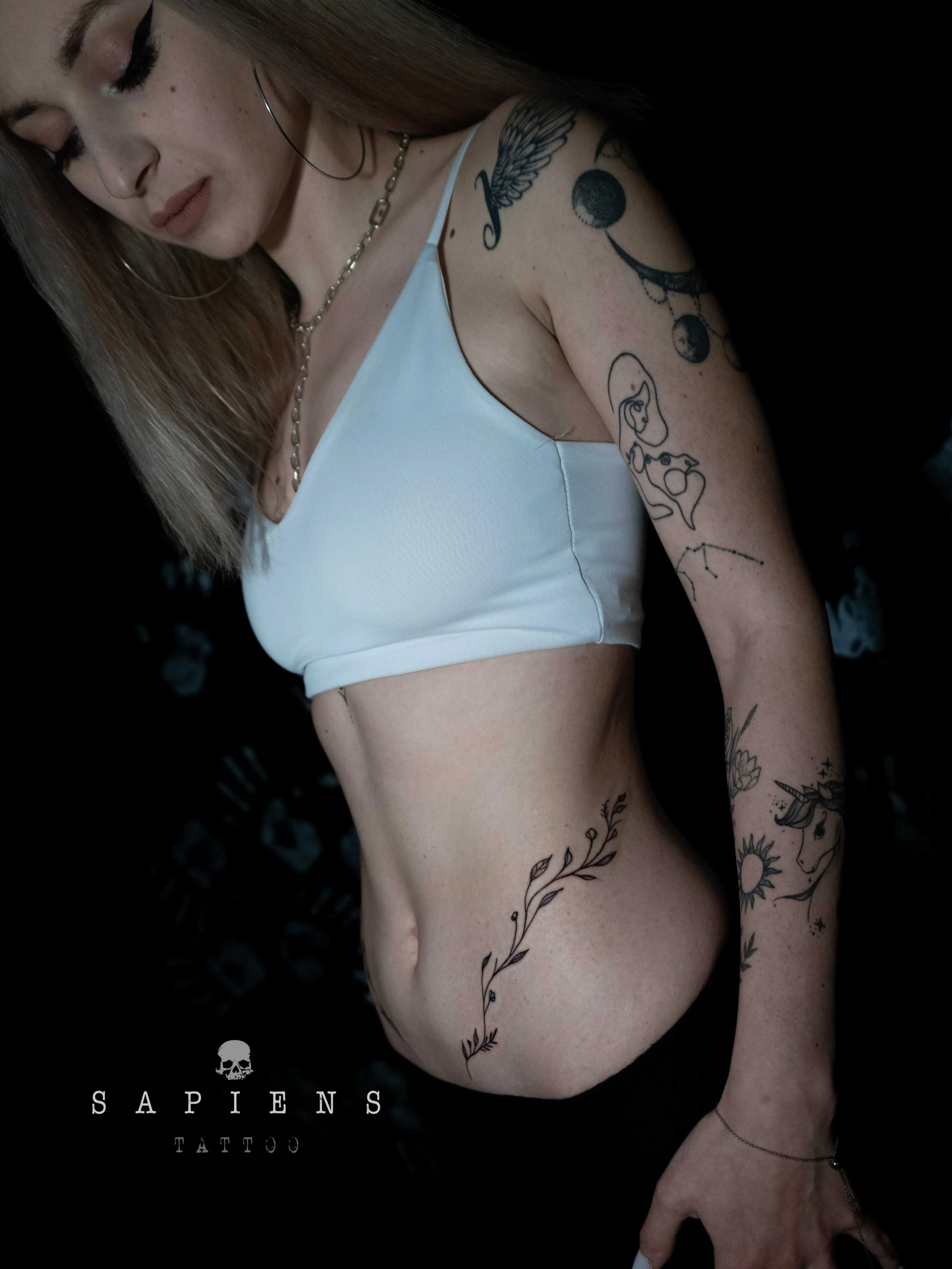 fata cu tatuaje pe abdomen si brat