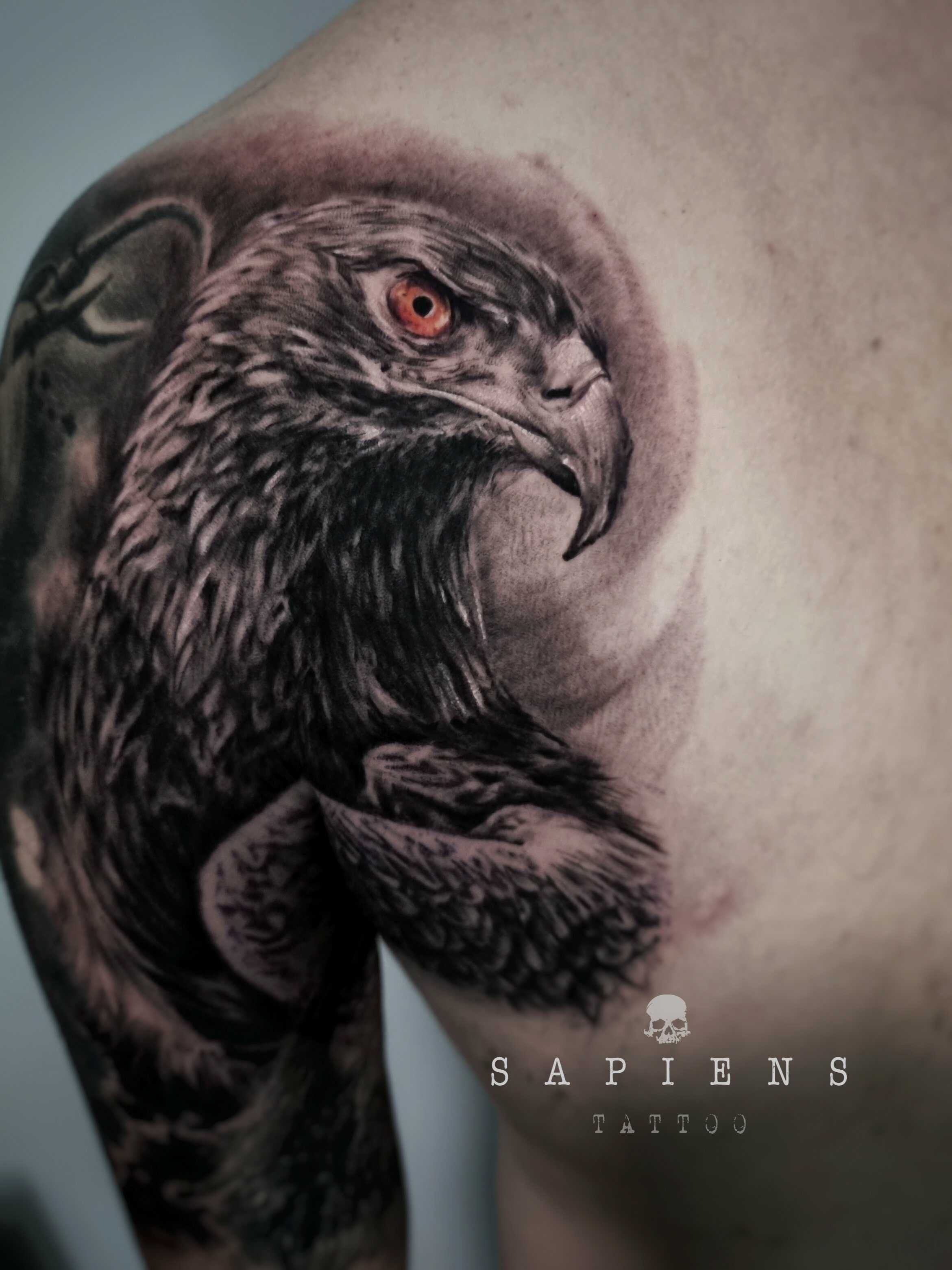 tatuaj pe umar si pe spate black and white