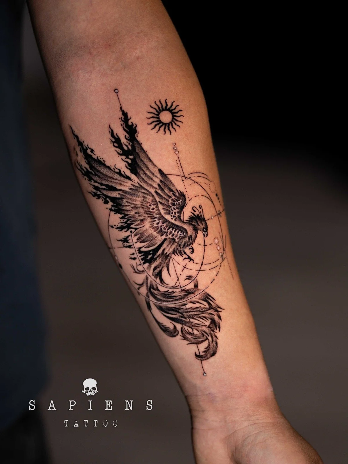 tatuaj pe antebrat cu pasarea phoenix