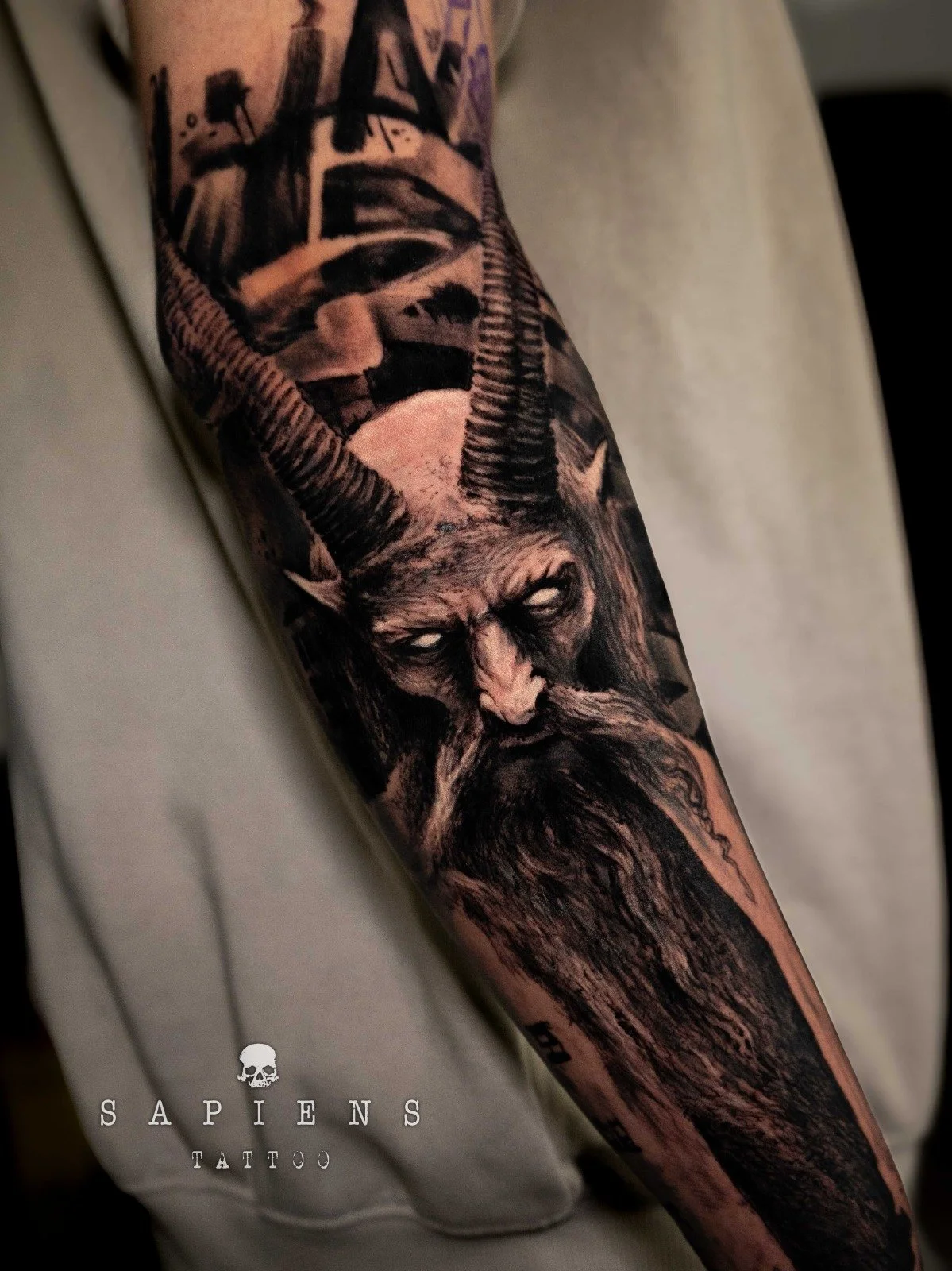 tatuaj pe brat exterior in stil realistic