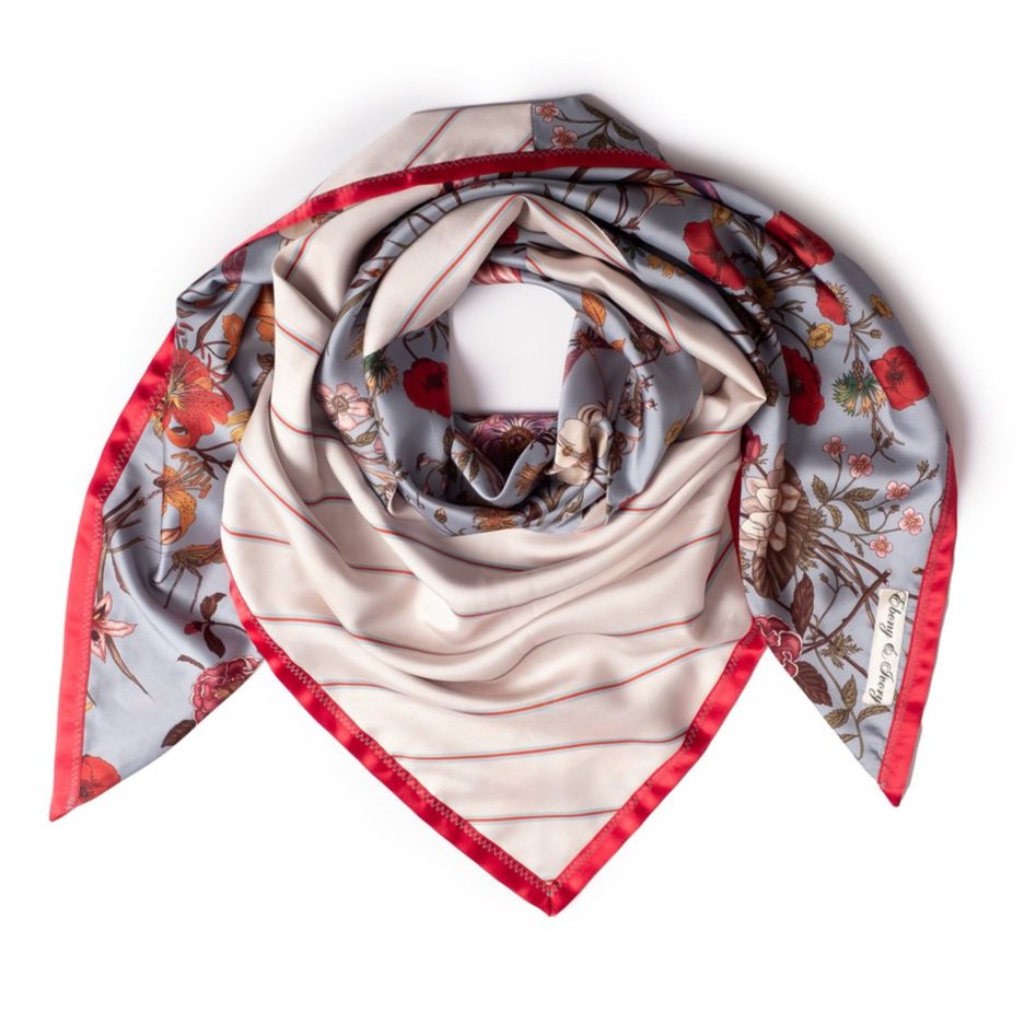 Trianglescarf Hommage – Ebony & Ivory trifft Gucci, floraler, luftiger Sommerprint mit dezenten Nadelstreifenmuster in rot und hellblau kombiniert, perfekt für edel-eleganten Business-Look