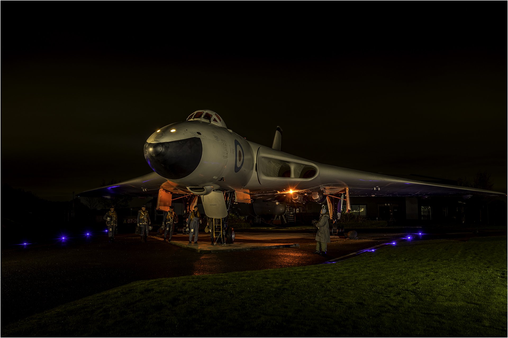 Vulcan XM603 & Crew.jpg