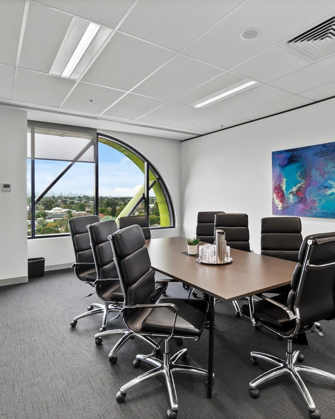 No matter your team's size or requirements, we have the perfect meeting room for you.
Our meeting rooms are perfect for: 
💭 training & planning sessions
💭 presentations & workshops
💭 board meetings & conferences
💭 interviews
Our mee