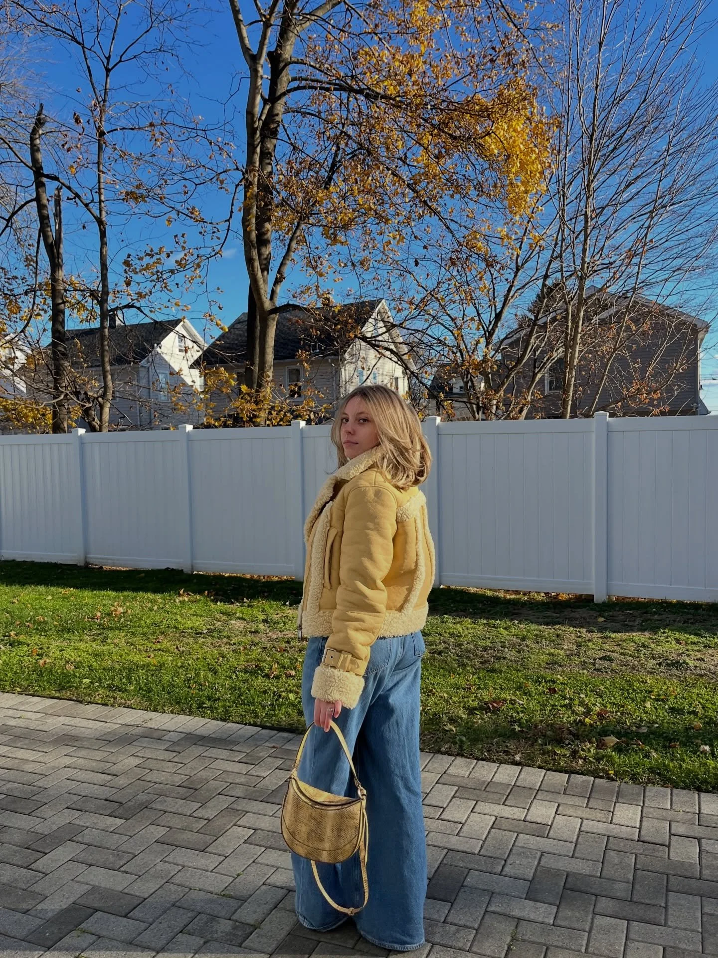 November wearing @renttherunway 🍯
.
.
.
#rtrmuse #rtrpartner #renttherunway #sustainablefashion #slowfashion