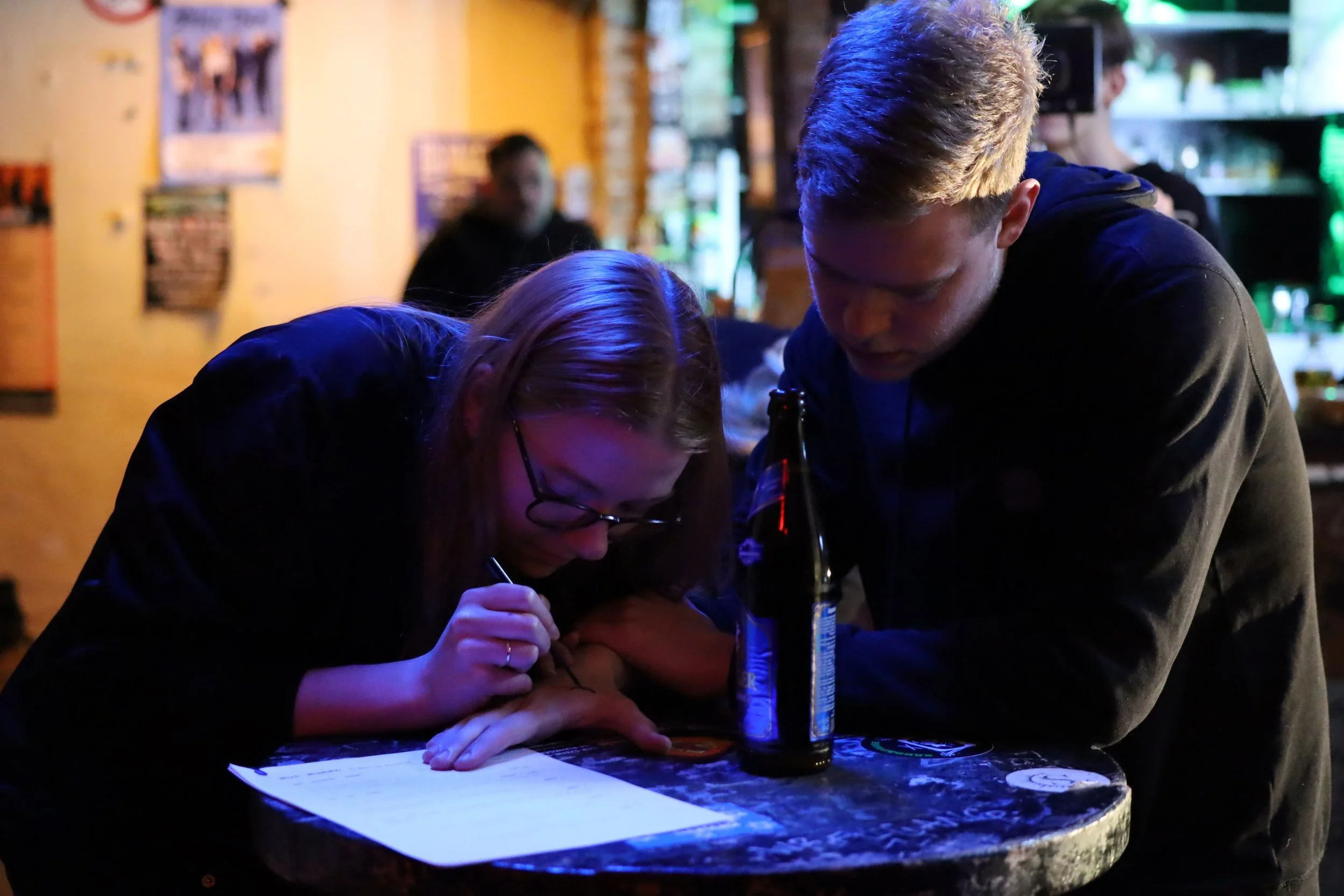 Das Mond-"Tattoo" wird auf Timos Hand gemalt