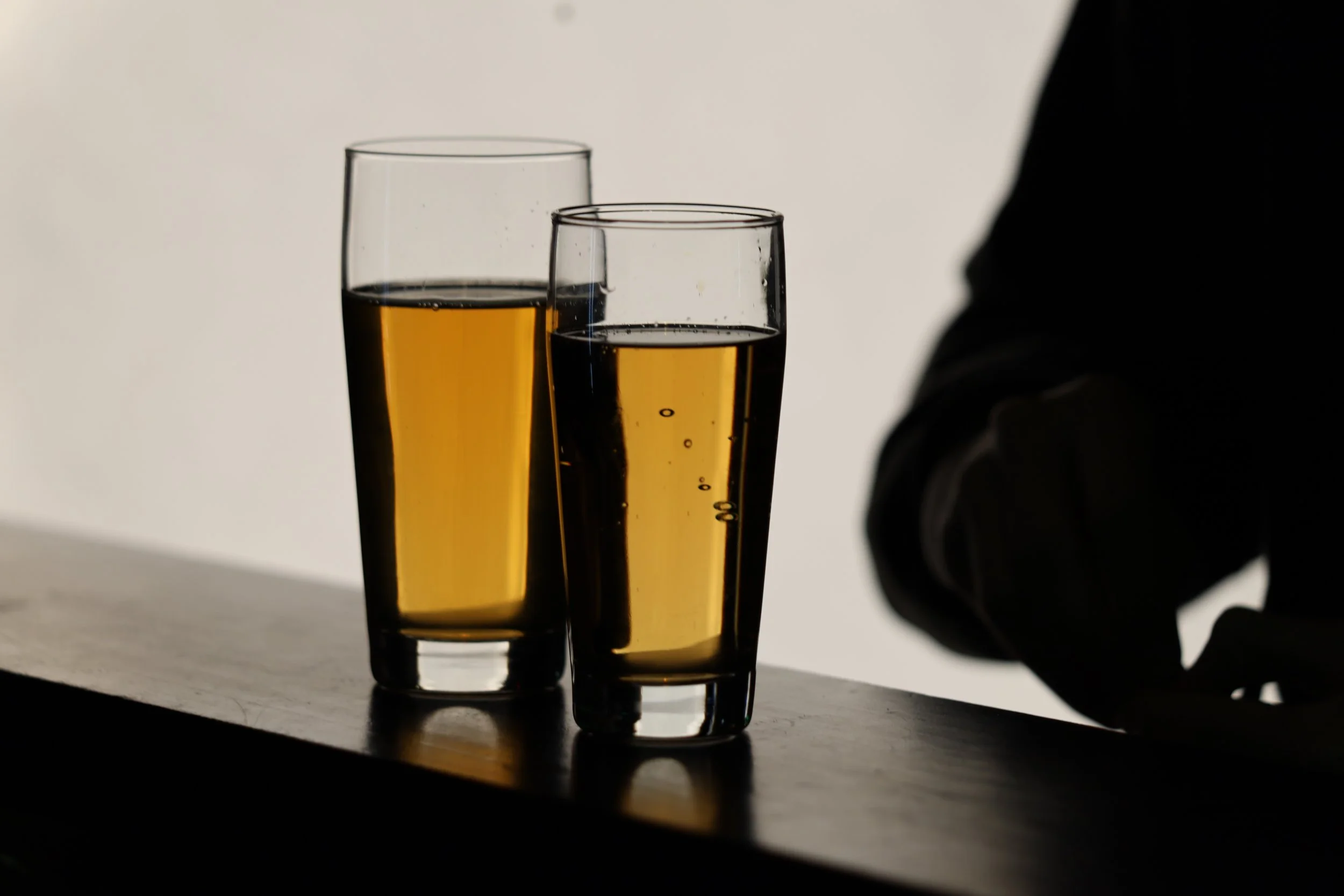 Zwei Gläser vor einer Softbox