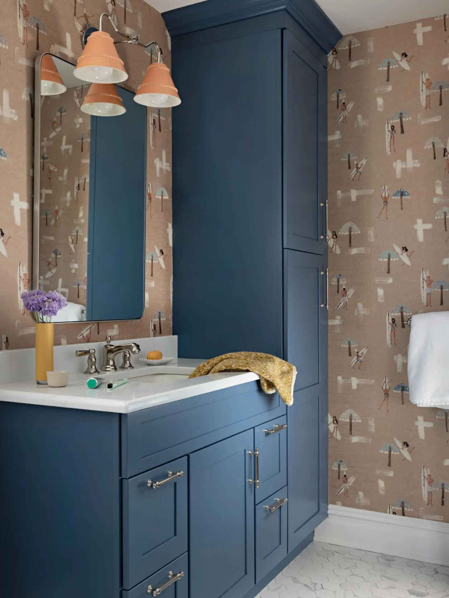 Jersey surfer girl&rsquo;s dream bathroom 🏄&zwj;♀️ 🤙 

📸: @karynmillet 
Styling: @deirdrekingcreative