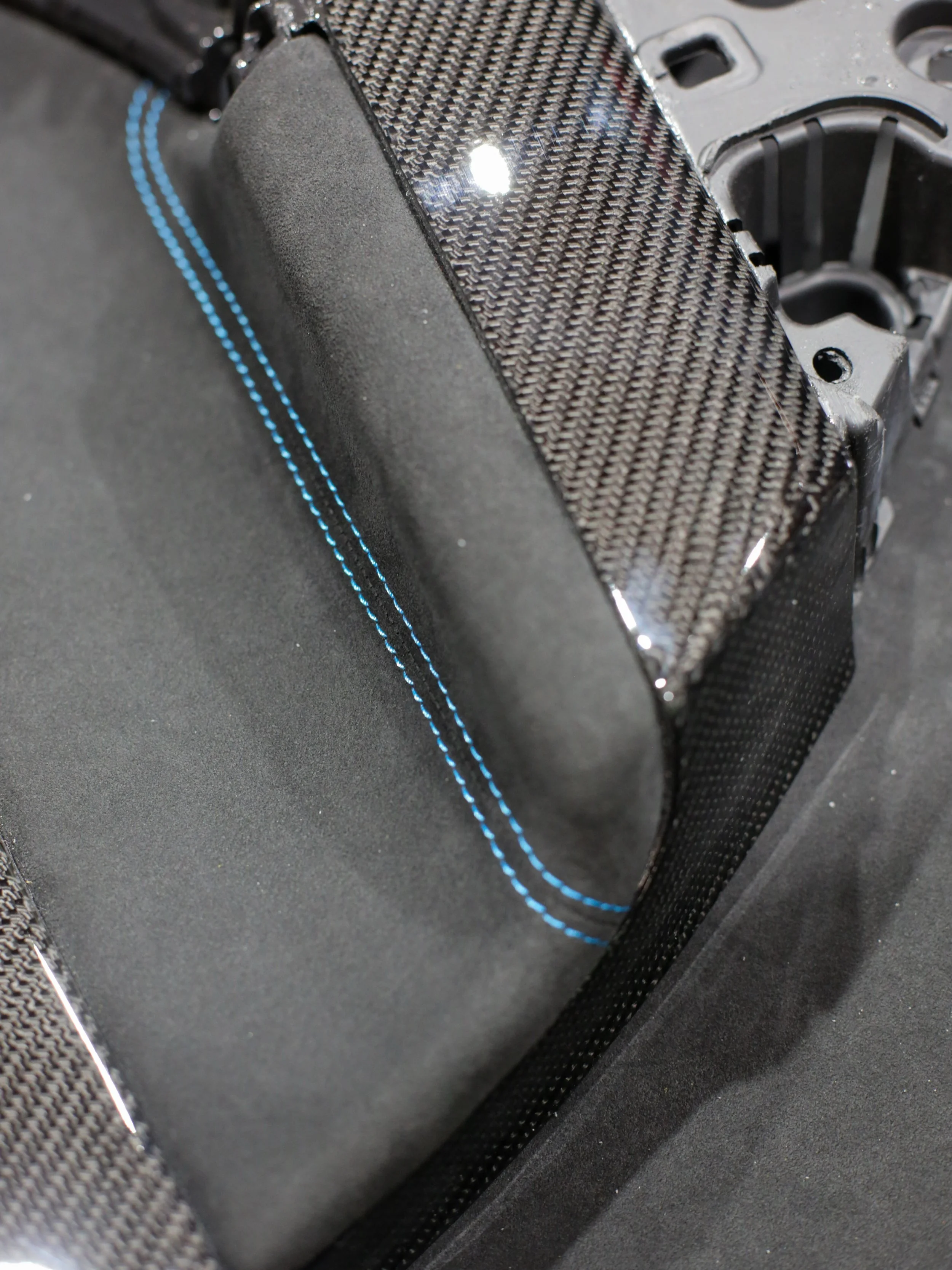Ford Focus RS &bull;
We were tasked with recovering the insert panels, tops and pocket liners with Alcantara on these Carbon skinned Focus RS doors tying into the original trim by using a matching light blue thread. 🧵 
&bull;
#fordfocusrsmk3 #fordfo