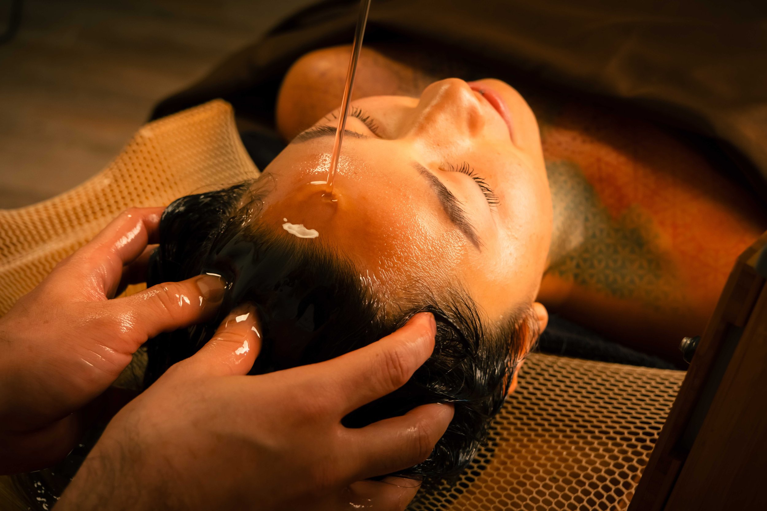 Shirodhara warm oil therapy in Kailua Oahu