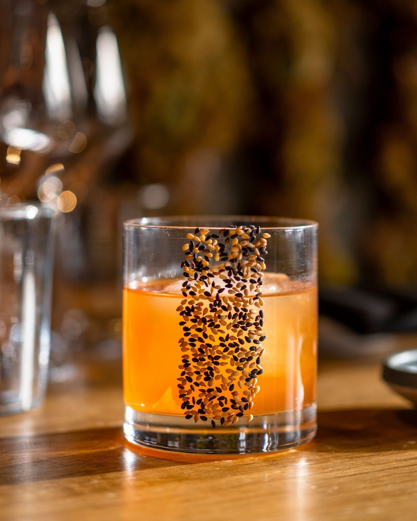 S&Eacute;SAME D&Eacute;MOD&Eacute; 🌿 Cocktail signature inspir&eacute; du grand classique Old-Fashioned, il saura vous r&eacute;chauffer en ces grands froids hivernaux ❄️ Whisky japonais et liqueur d'&eacute;rable ''fat washed'' &agrave; l'huile de 