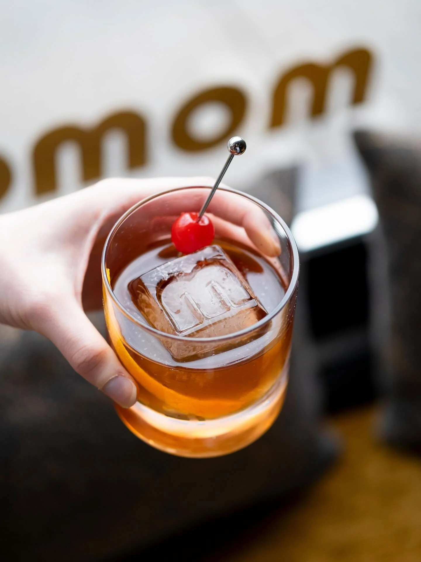Envie d&rsquo;un bon cocktail ce soir ? Nous avons ce qu&rsquo;il vous faut ! Avec notre carte de 10 diff&eacute;rents cocktails signatures, vous y trouverez certainement votre bonheur 🤩 Ici, le PB&amp;J, whisky et liqueur d&rsquo;espresso fat-washe