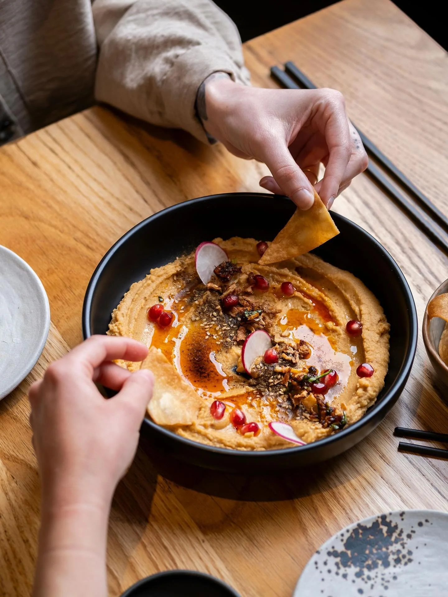 Notre hummus au s&eacute;same et au miso est l&rsquo;assiette parfaite pour un ap&eacute;ro partag&eacute; ! Avec de l&rsquo;huile de chili et d&rsquo;oba, pommegrenade et zaatar, vous n&rsquo;aurez jamais go&ucirc;t&eacute; &agrave; un hummus aussi 