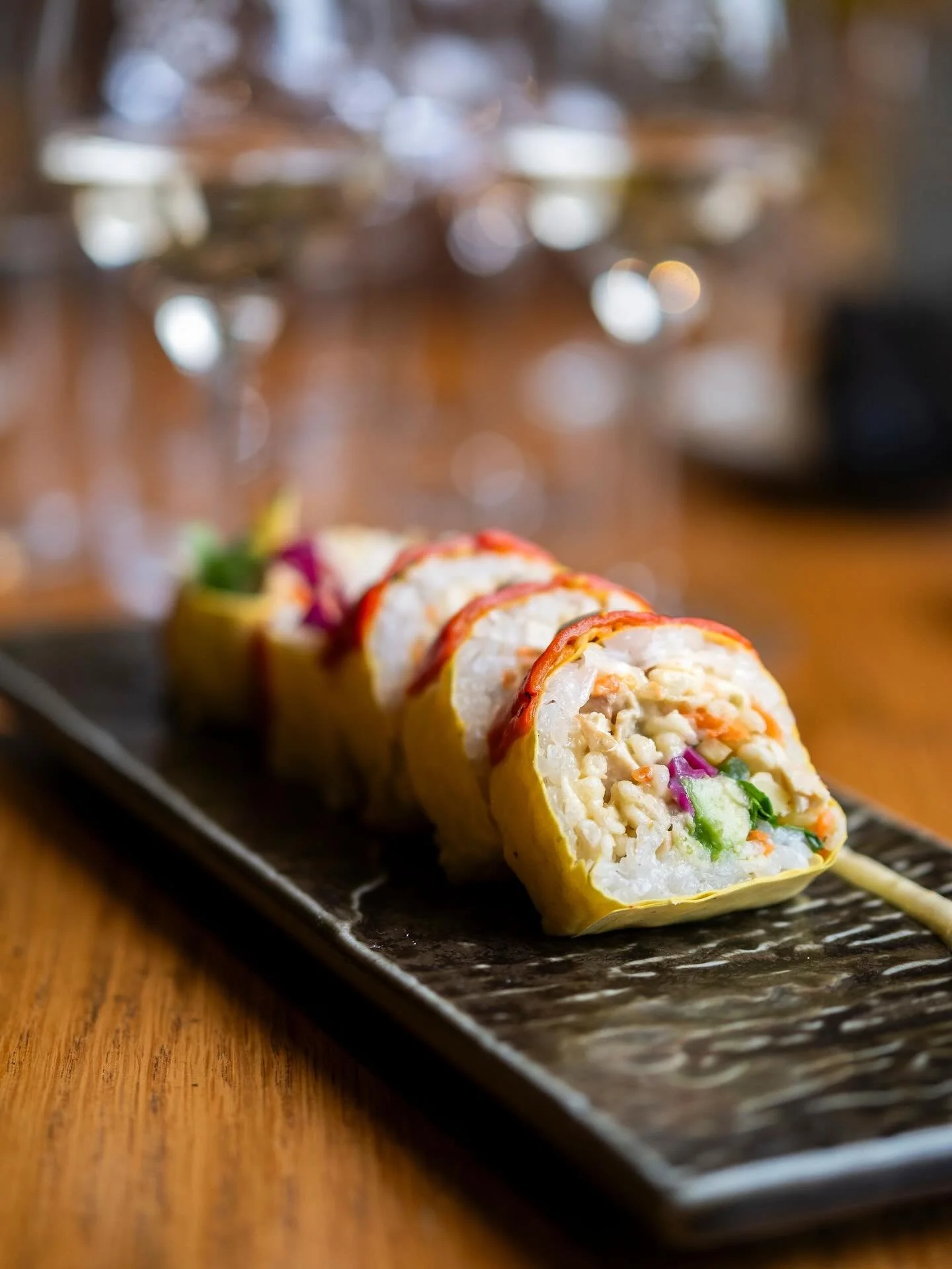 S.O.S 🥵 Un rouleau piquant et frais &agrave; la fois, &ccedil;a vous dit ? Garni de tofu fum&eacute;, carotte et chou rouge marin&eacute;, mangue, coriandre puis d&eacute;corer d&rsquo;un poivron rouge r&ocirc;ti et d&rsquo;une sauce habanero-ananas